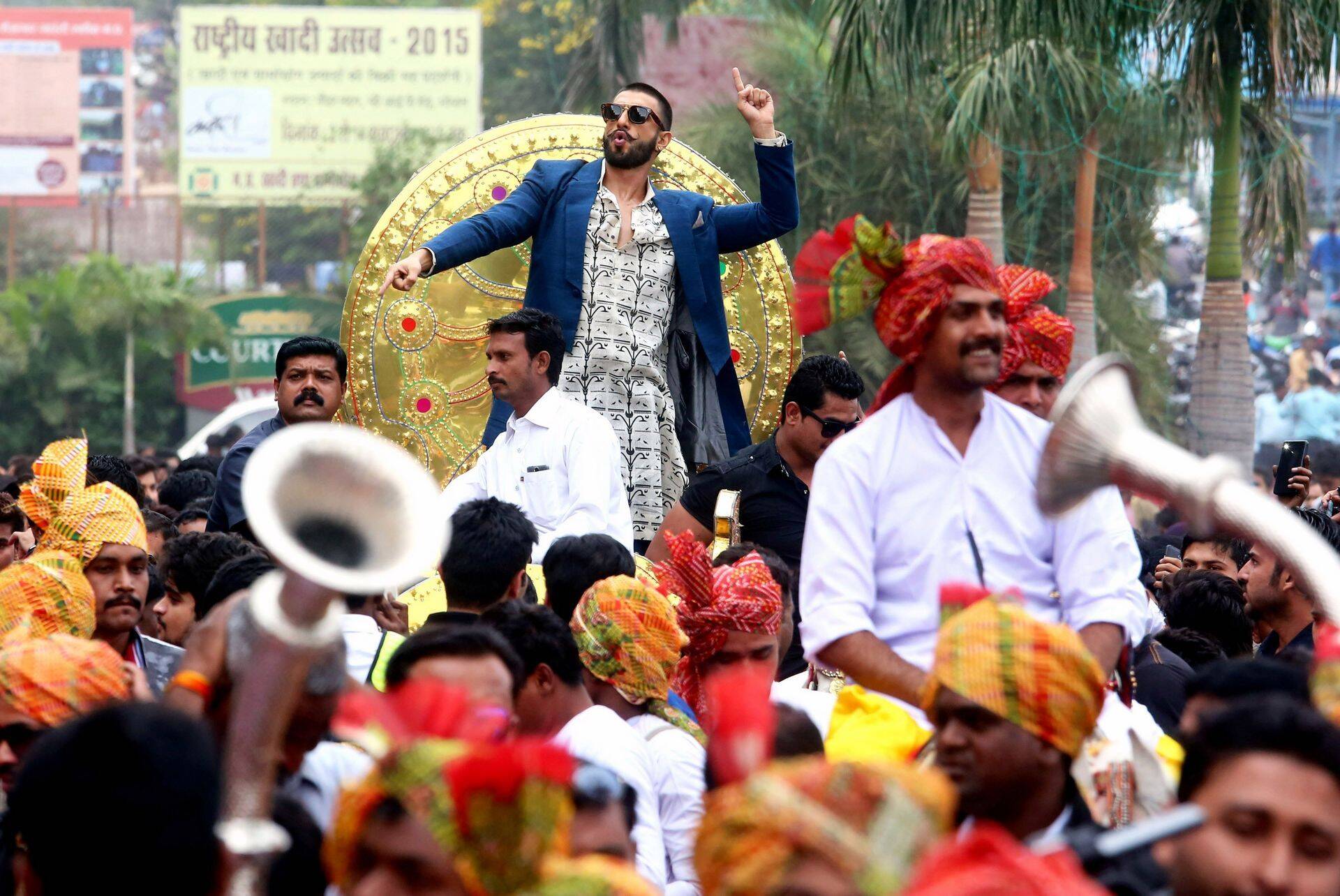 Bollywoodi näitleja teeb reklaami oma uuele filmile.