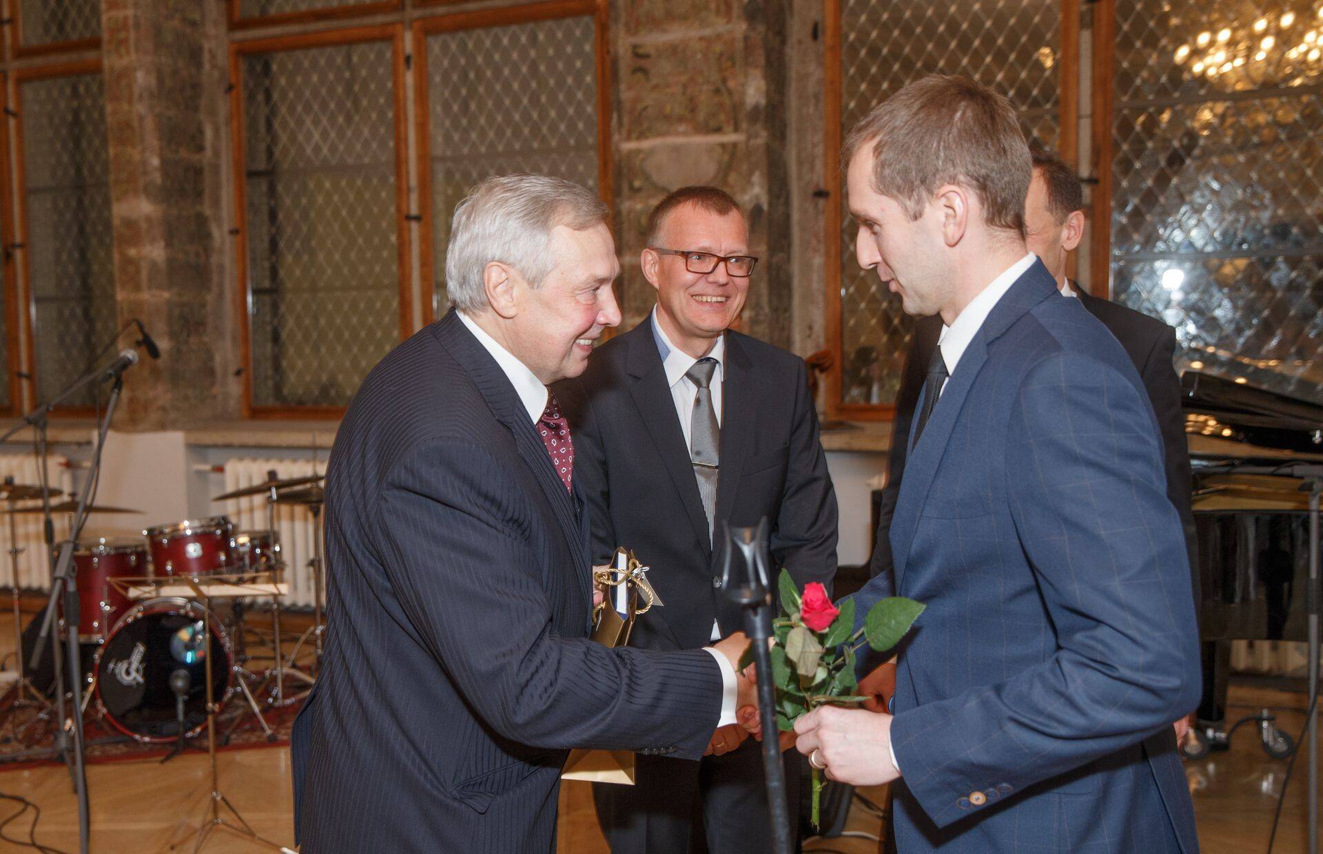 Teenekale ehitusinsenerile Riho Orasele annavad aumärki üle juhatuse aseesimehed Andres Piirsalu ja Margo Dengo.