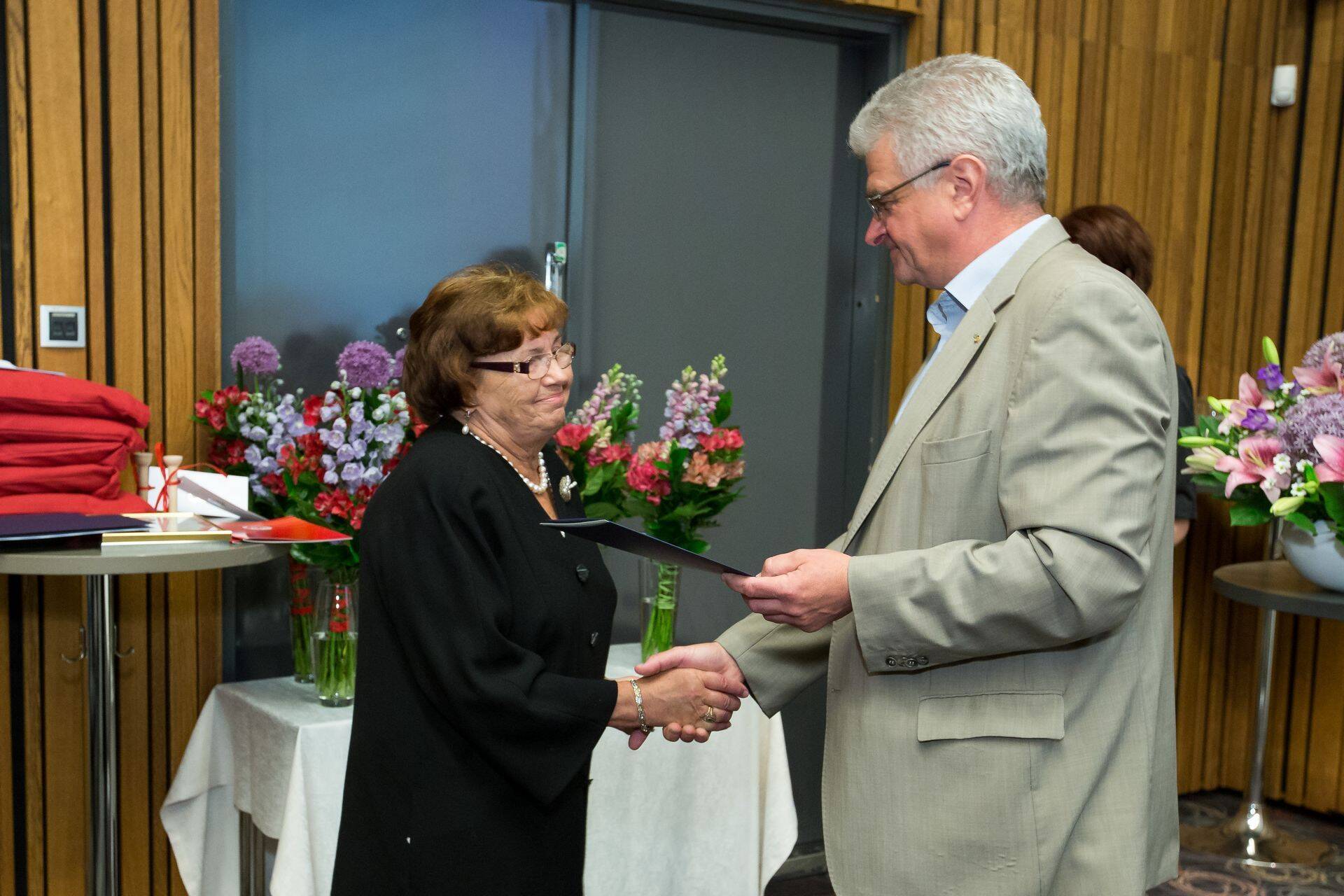 Kliinikumi juhatuse esimees Urmas Siigur ja kliinikumi preemia laureaat Tiina Talvik.