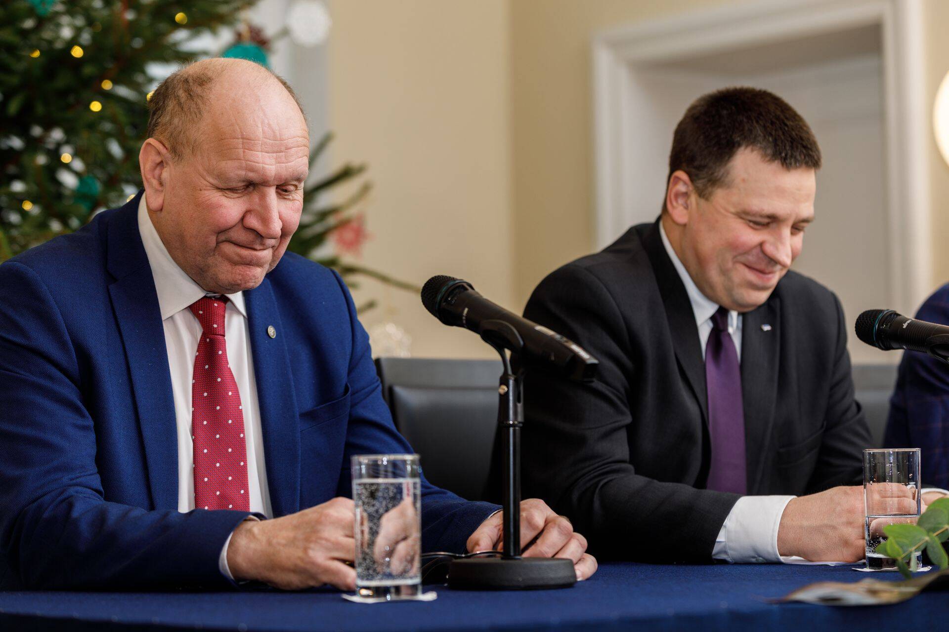 EKRE esimees ja siseminister Mart Helme ning peaminister Jüri Ratas. Uuriva toimetuse ajakirjaniku Piret Reiljani sõnul püüab EKRE ühiskonnalt vaikselt vabadusi ära võtta.