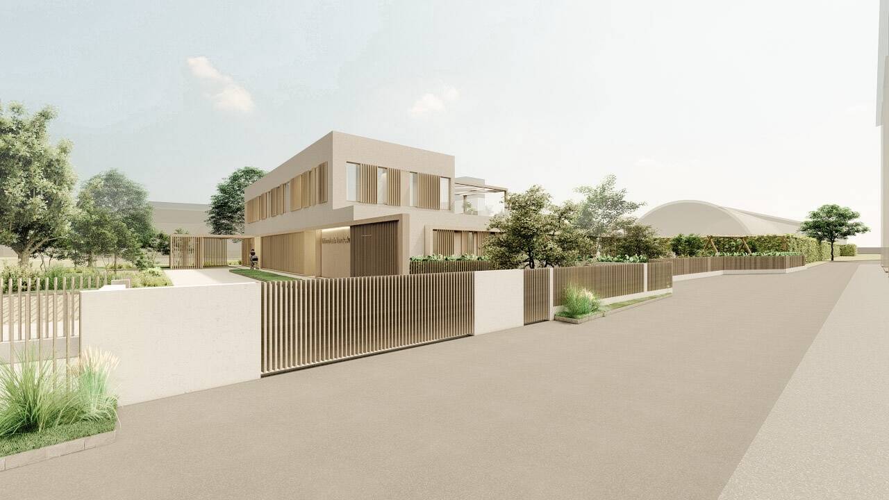 Tänava poolt on Pesas toimuv varjatud, kuid välditud on abivajajaidki peletava tsitadellimulje loomist.