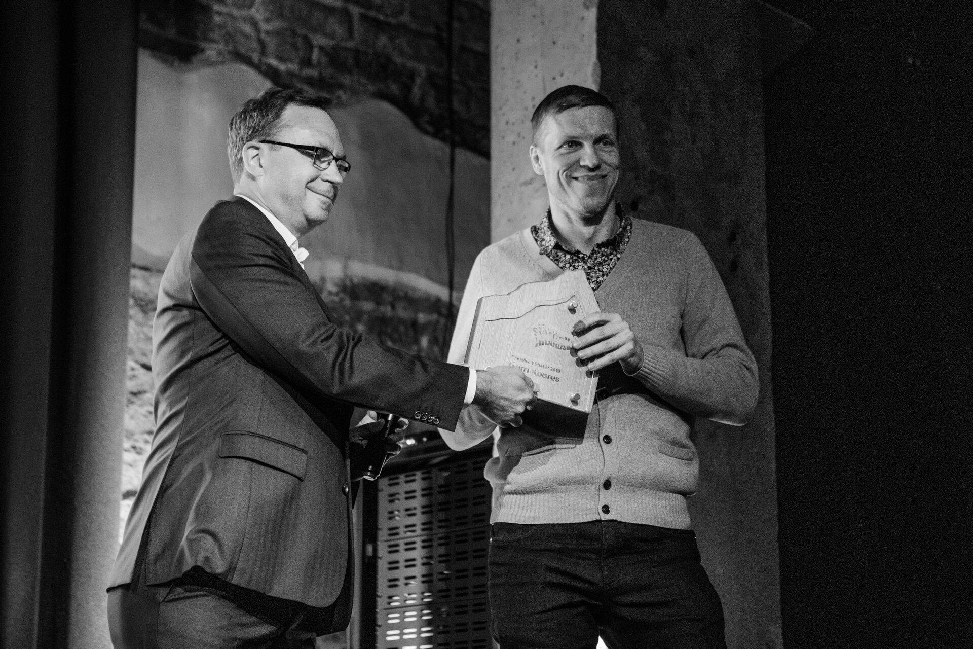 Allan Martinson autasustamas aasta investoriks valitud Gerri Kodrest.