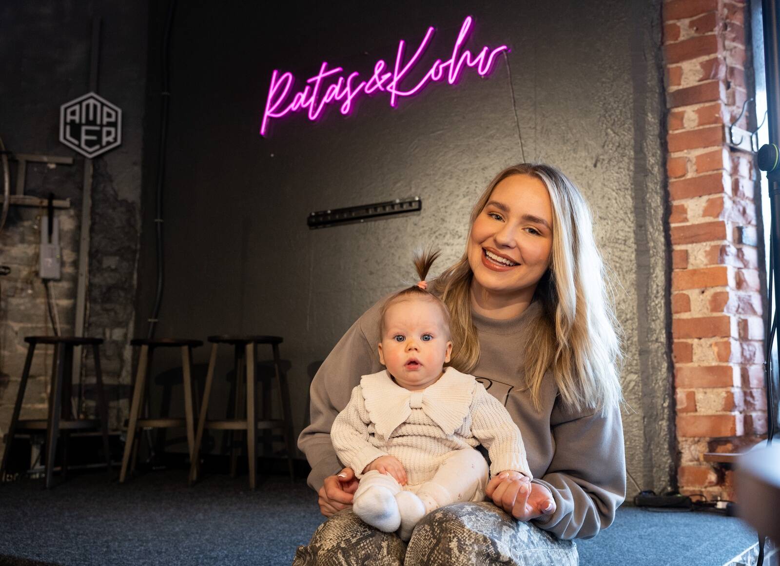 Marteni tütar Katriin Rebeca tegeleb Ratas&Kohvis sotsiaalmeedia ja personaliküsimustega. Tema väikese tütre Maia peamine ülesanne on olla väga armas. Selja taga on neil lava, mis ehitati kohvikusse kohe, kui nad selle said. See oli asjade loomulik käik, kuna perekond Selirand ja veel laiem sugulaste ring on musikaalne.