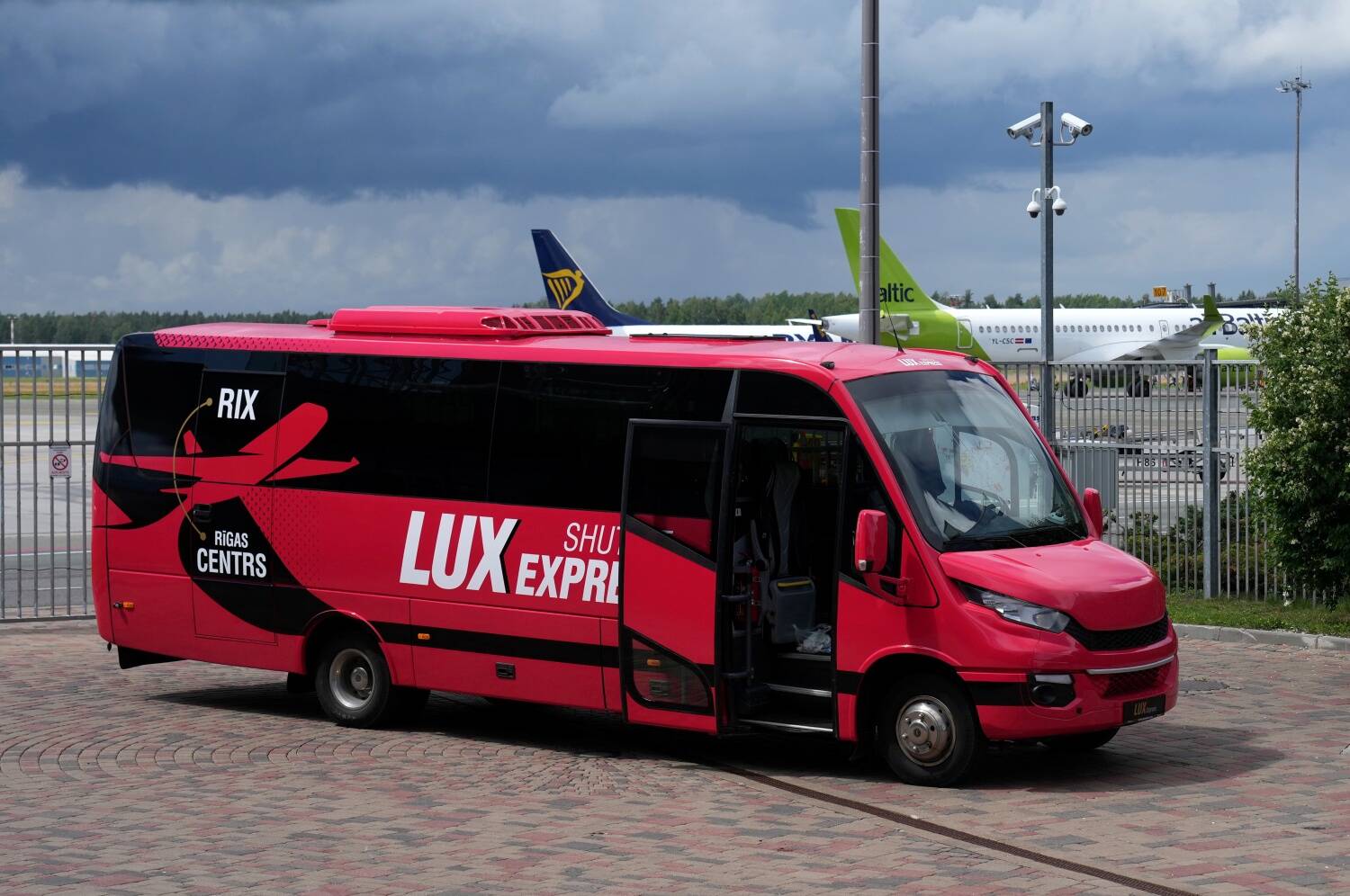 Iveco 24-kohalised bussid toimetavad reisijad Riia kesklinnast lennujaama edasi-tagasi 15 korda päevas.
