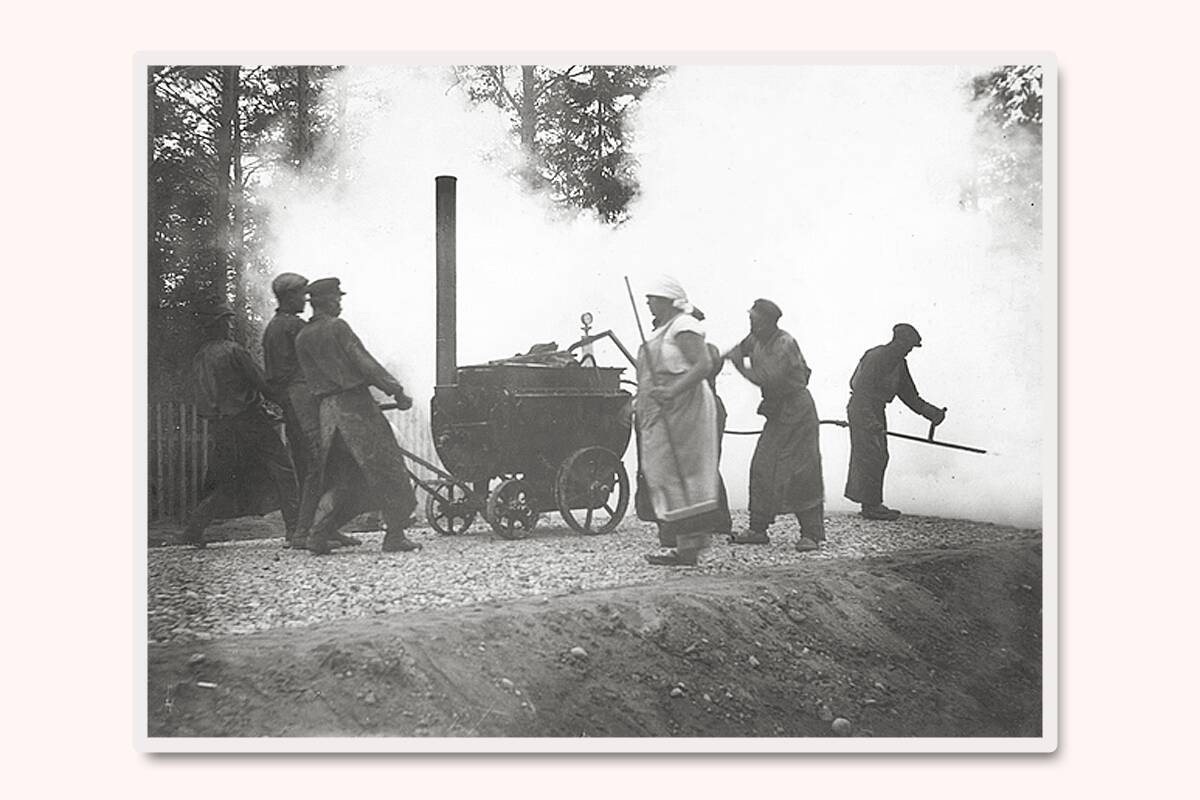 Asfaldi ladumine. Ehituses said naised 1926. aastal kõige madalamat palka.