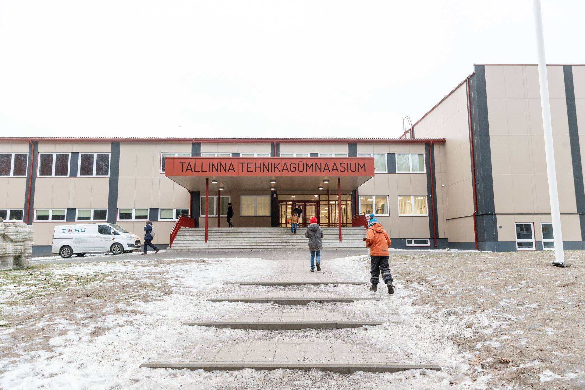 Tallinna Tehnikagümnaasiumi direktor Anneli Errit ütles, et väljast oleks justkui kõik korras, kuid koolimaja sees on iga nurga taga midagi pooleli jäänud.