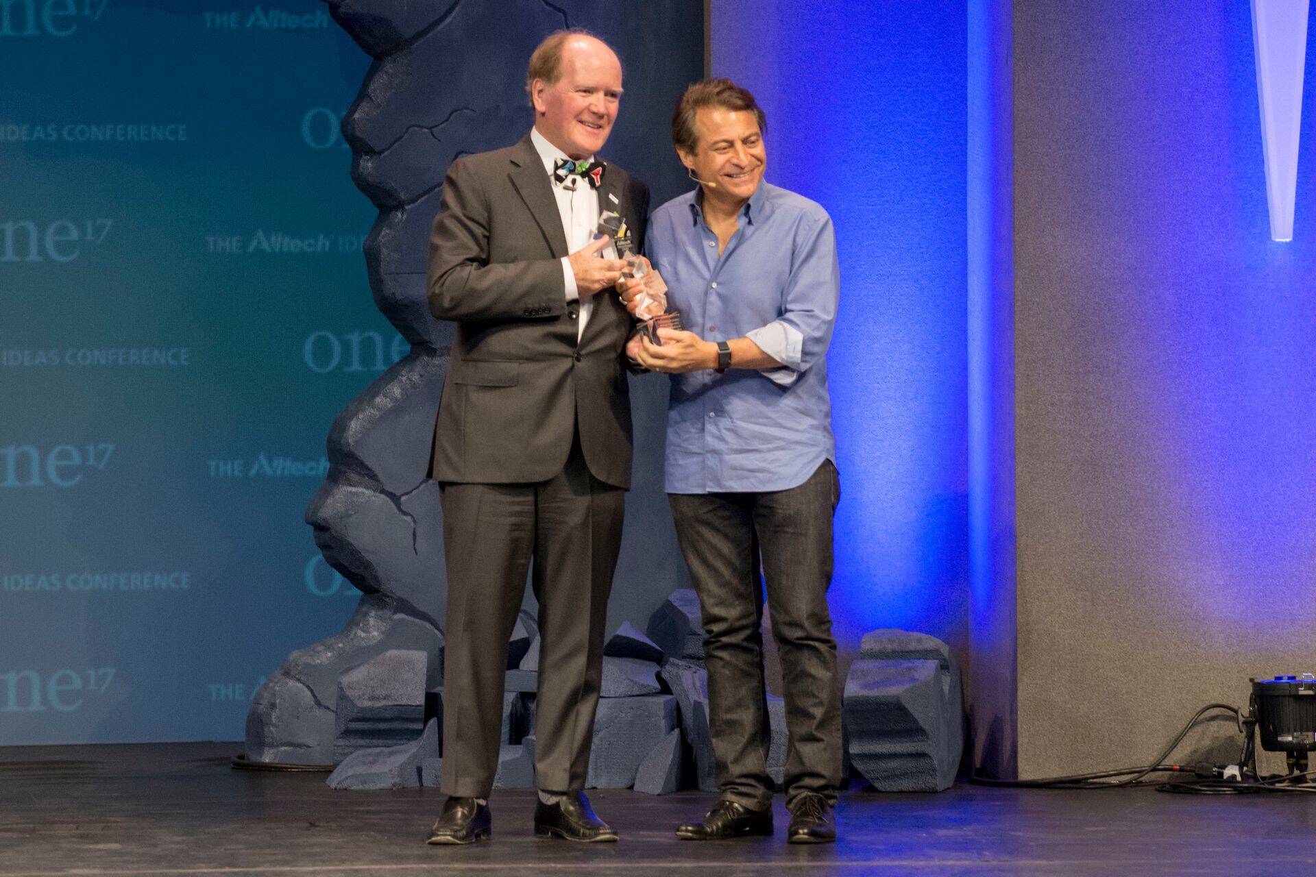 Pearse Lyons annab üle Alltech Humanitaari Auhinna Peter Diamandis`ele