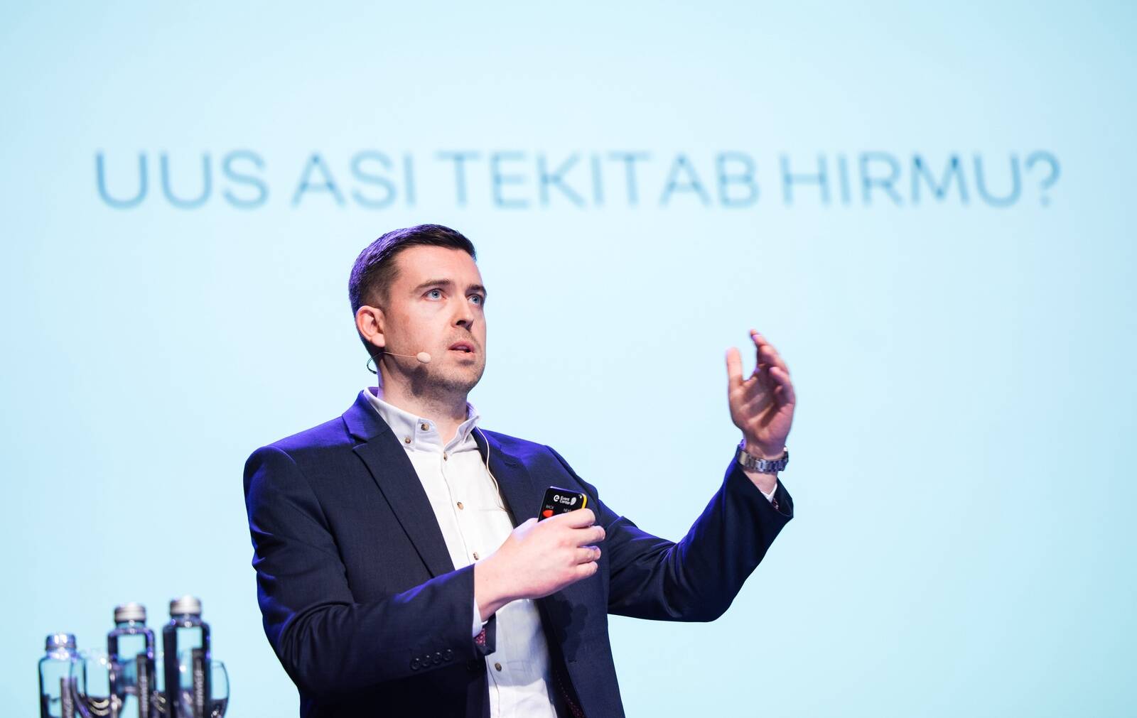 Jüri-Bruno Asari 2022. aastal kommunikatsioonijuhtimise aastakonverentsil esinemas