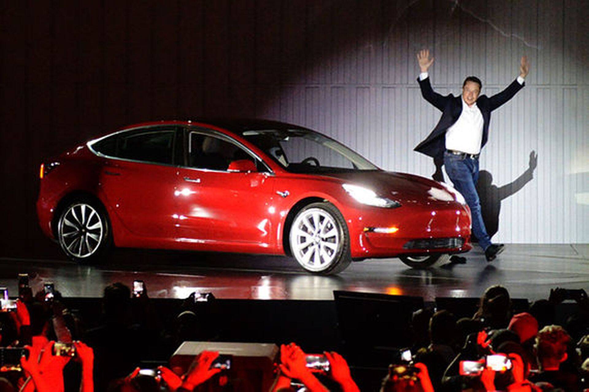 Успешный выпуск Model 3, первой модели Tesla для массового рынка, может стать историческим событием и для компании, наконец сделав ее прибыльной, писала FT
