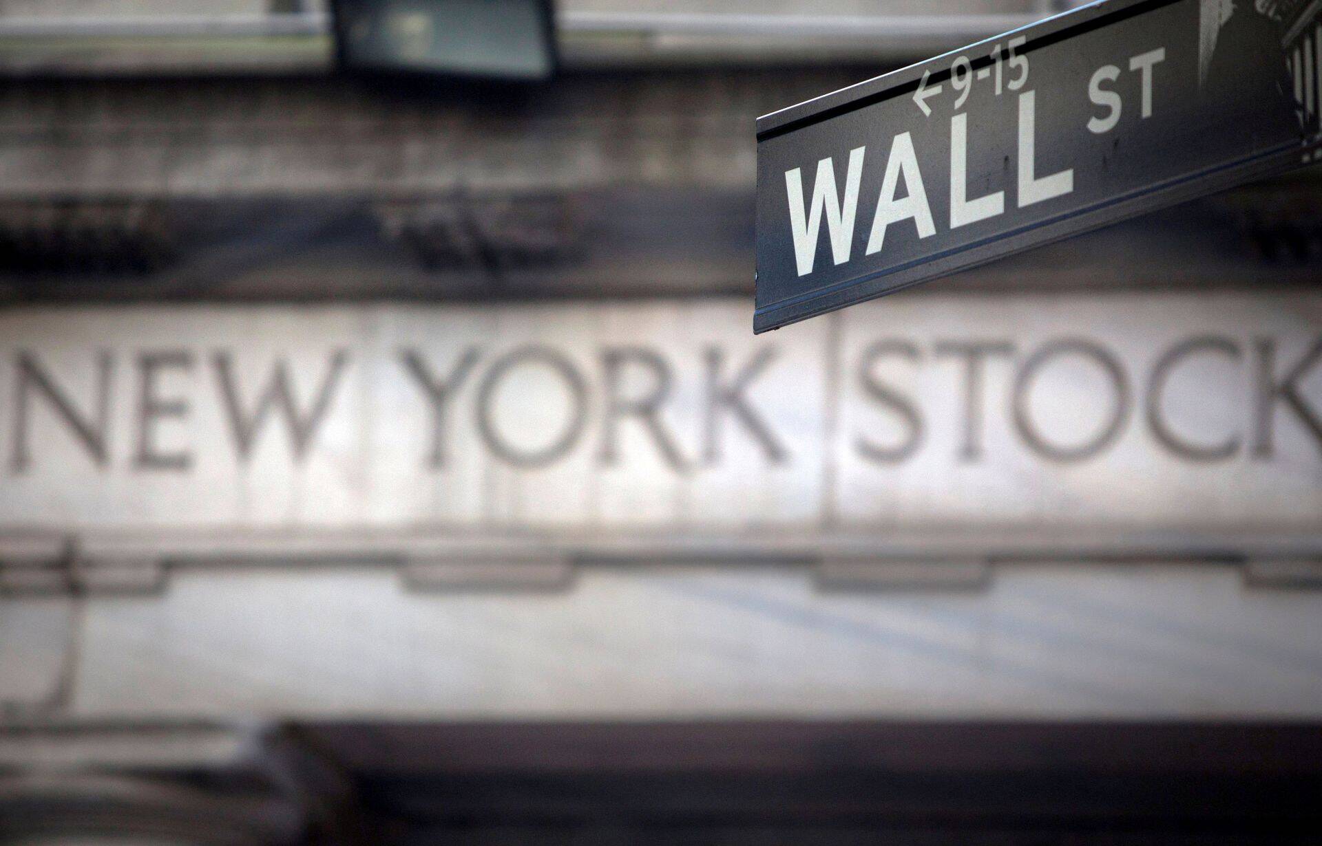 Wall Streeti tänavasilt New Yorki börsi ees.