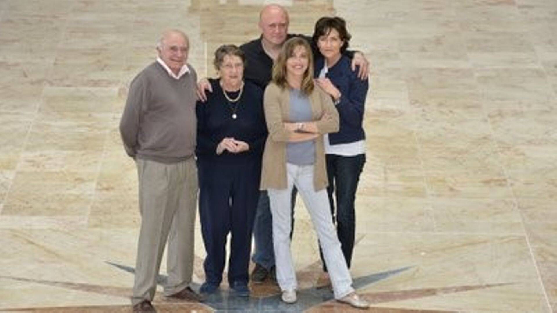 Kahekordse Pack d’Ori disainiauhinnaga pärjatud unikaalse Meukowi pantripudeli looja Michel Coste (pildil vasakul) ja tema poeg Philippe Coste ning tütred Marie-Laure Brugerolle ja Céline Viard (pildil paremal).