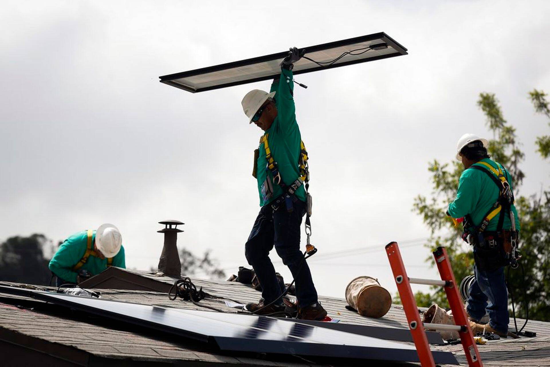 SolarCity töötajad paigaldavd päikesepaneele ühe eramaja katusele Californias Los Angelese lähedal.