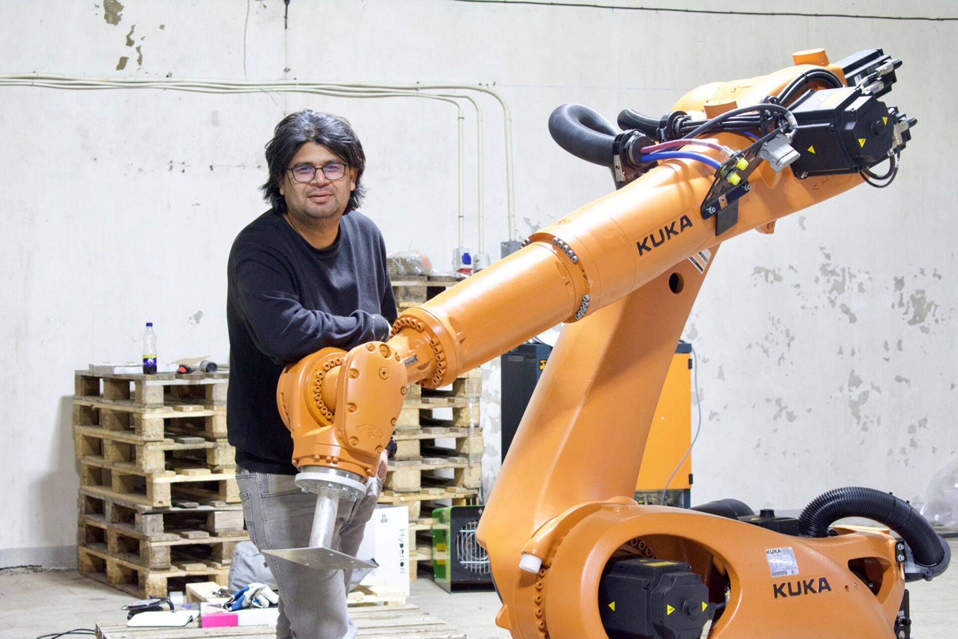 Ekotekt asub suuremõõtmelise 3D-robotprinteri abil maju projekteerima ja ehitama. Pildil asutaja ja tegevjuht Abhishek Kumar.