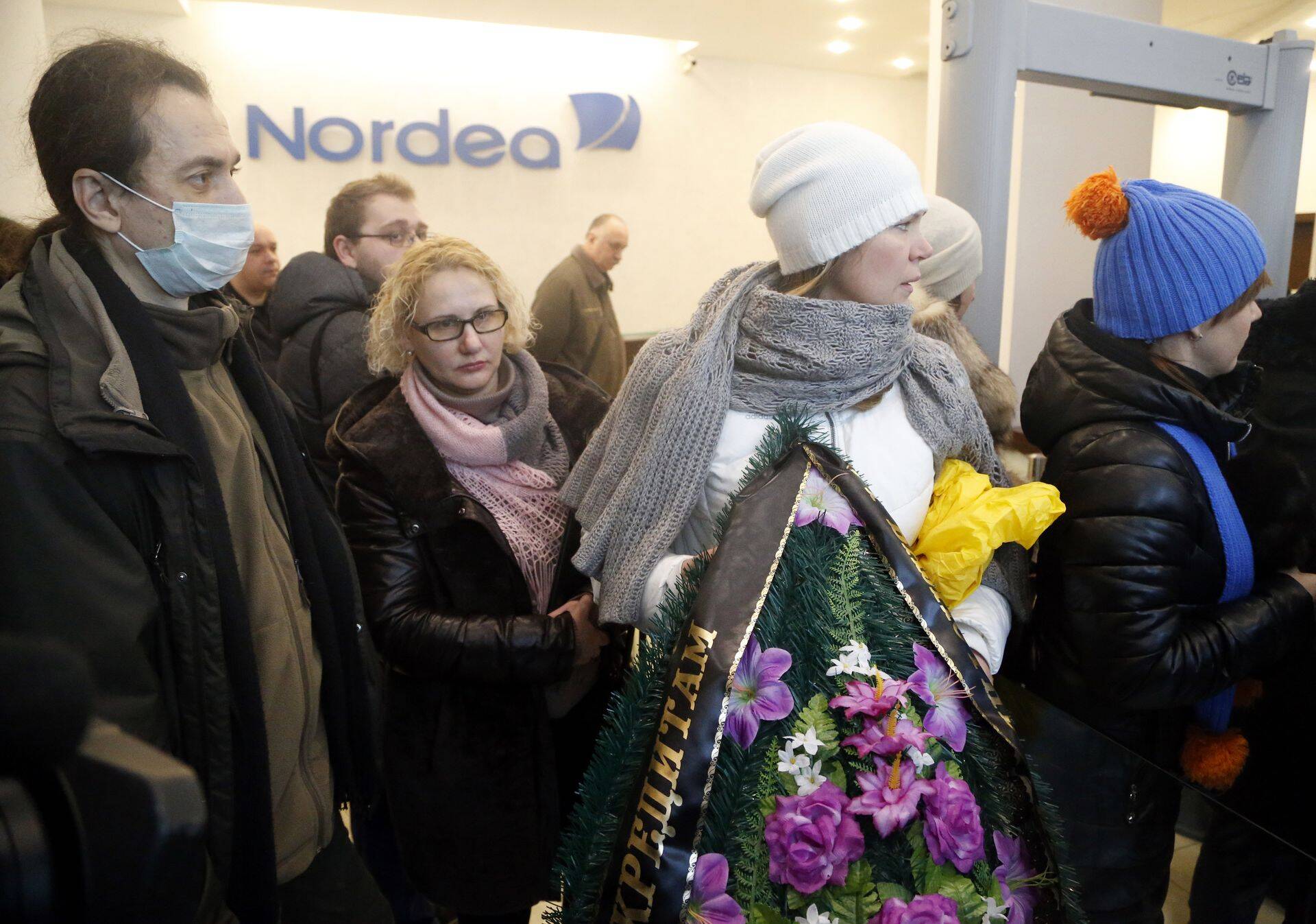 Nordea valuutas laenu võtnud erakliendid protestisid pärast rubla hinna langust pangakontori ees, enam Nordeal Venemaal erakliente pole.