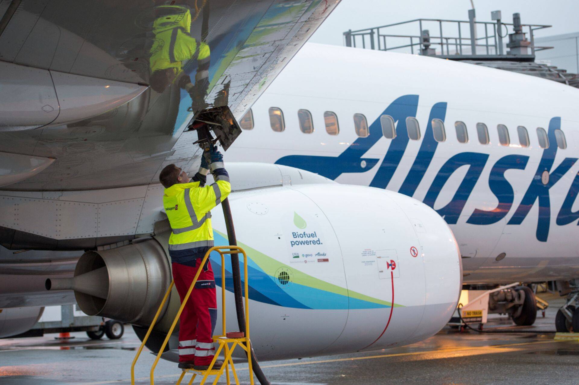 Alaska Airlinesi lennuki tankimine biokütusega Seattle-Tacoma rahvusvahelises lennujaamas.