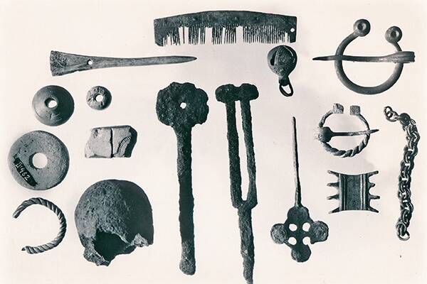 Valik linnusest leitud arheoloogilisi leide. © Tartu Linnaajaloo Muuseumid / Tartu Linnamuuseum