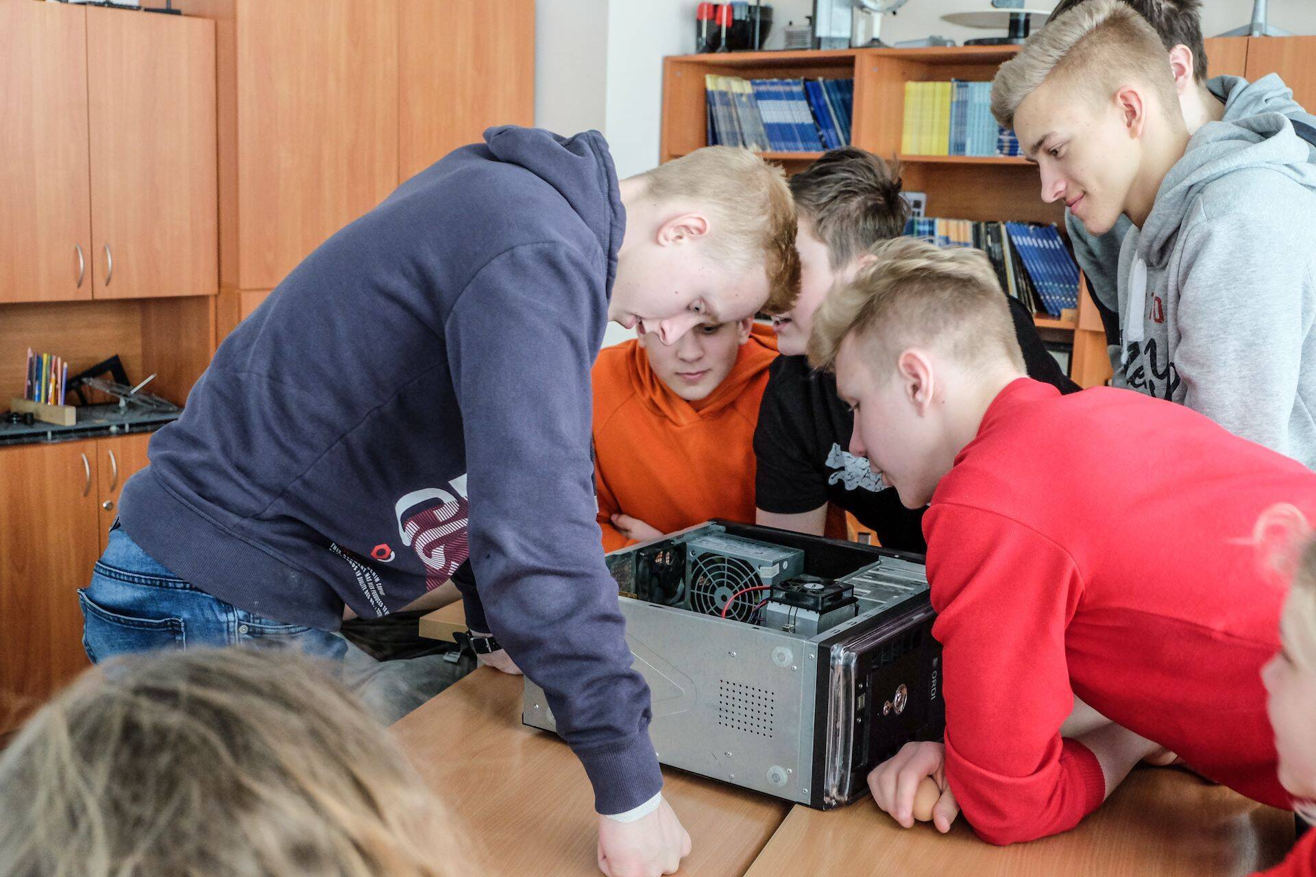 Aravete Keskkooli noored riistvaralaboris.