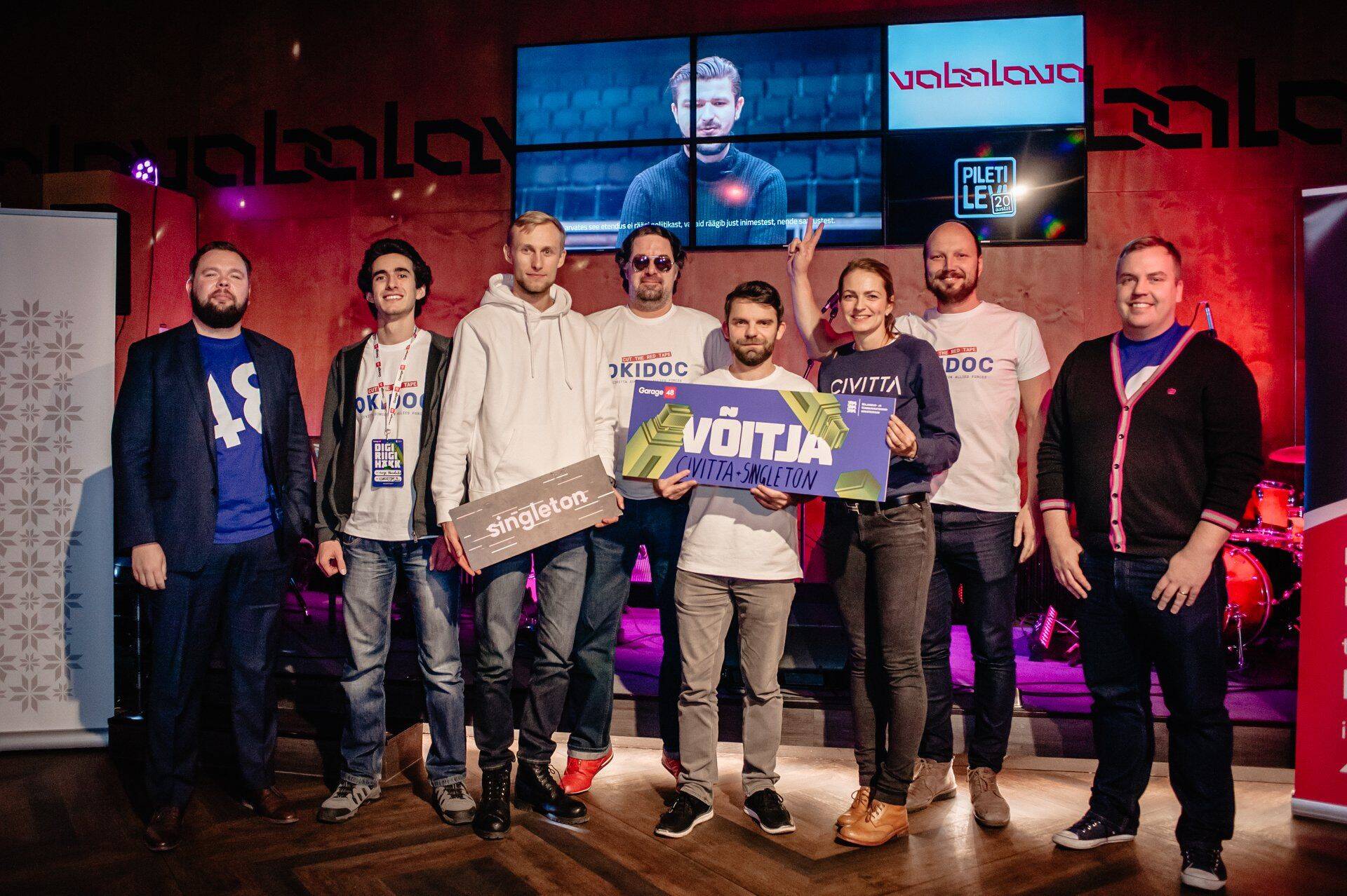 Võidutiim koos värske väliskaubandus- ja infotehnoloogiaministri Kaimar Karu (vasakul) ja MKMi asekantsleri Siim Sikkutiga (paremal).