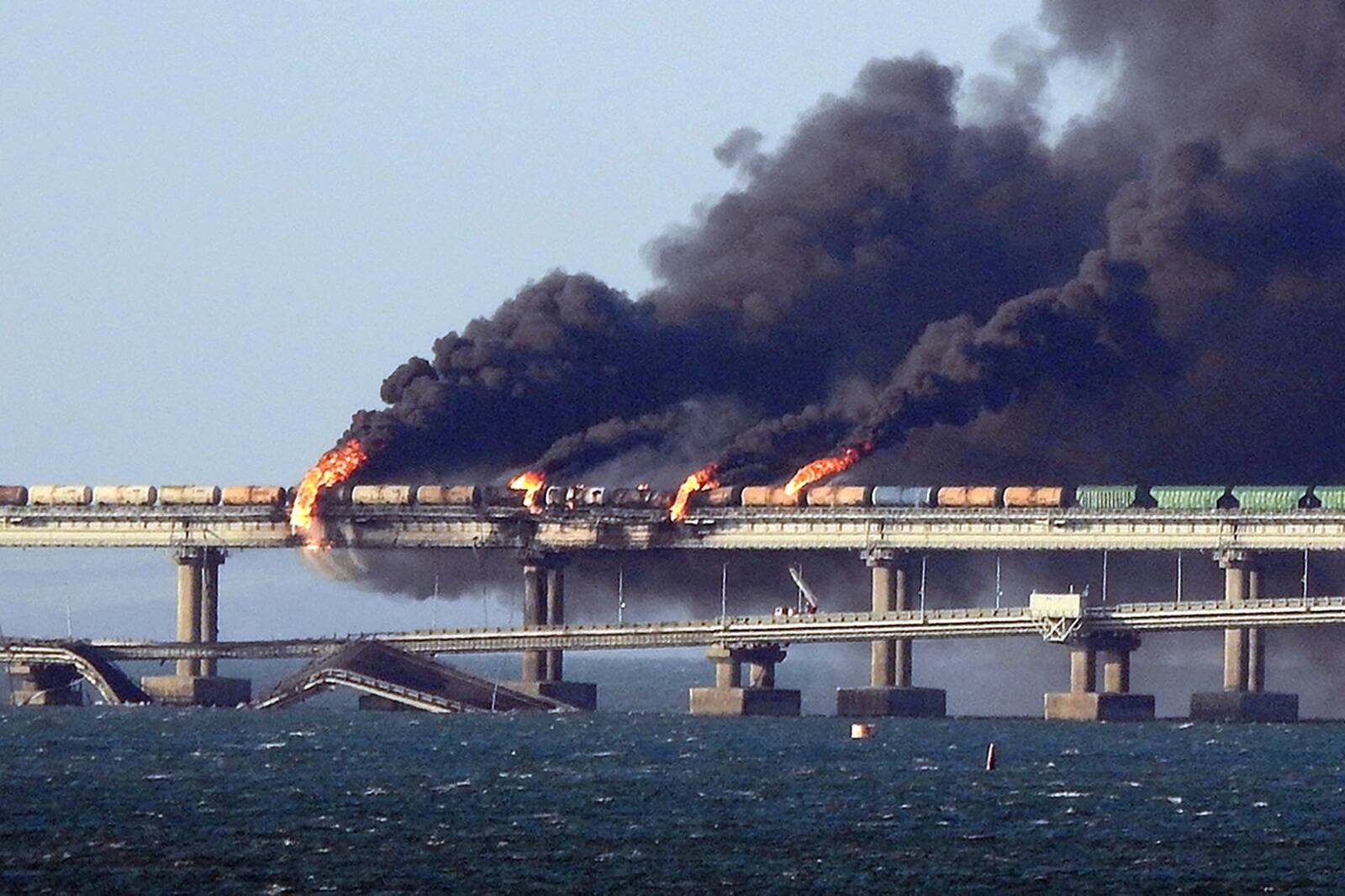 Диверсия на Керченском мосту в октябре 2022 года затруднила снабжение российских оккупационных войск. Не в последнюю очередь благодаря нарушенной ж/д логистике.