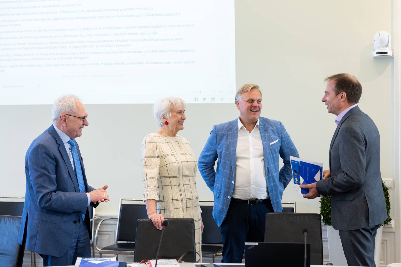 Peaminister Kristen Michali kokku kutsutud ettevõtjate nõukoja koosolek, kus arutatakse olulisi ettepanekuid, mis panustaks majanduse õitsemisse. Sama nõukoda on käsitlenud ka ideed muuta ametnike tulemustasu eesmärgistatuks.