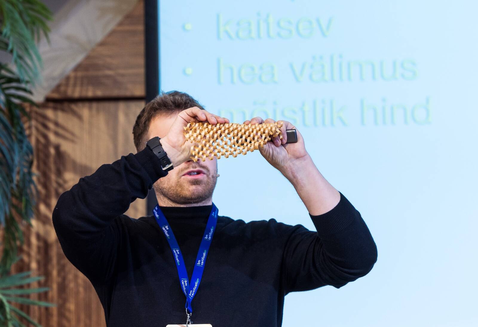 Teiste seas tutvustab oma uuenduslikke pakkematerjale messil ka puidutööstuse idufirma RAIKU. Pildil firma kaasasutaja Karl-Joosep Pärtel.