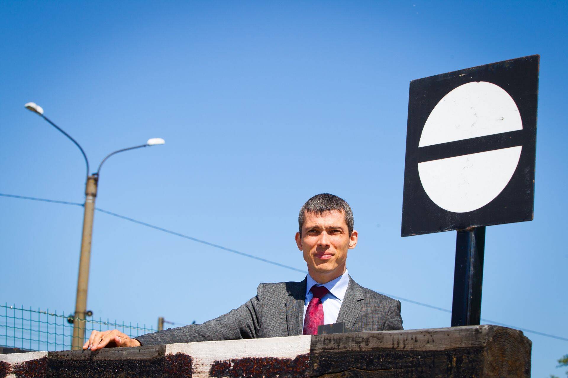 Eesti Raudtee nõukogu varasem liige kritiseerib armutult uue juhi Erik Laidvee samme. "Kui natuke rumalamate inimestega on mugavam ja kulude kokkuhoiu nime all aetakse minema kogemustega töötajad, päädib see rämedate juhtimisvigadega.“