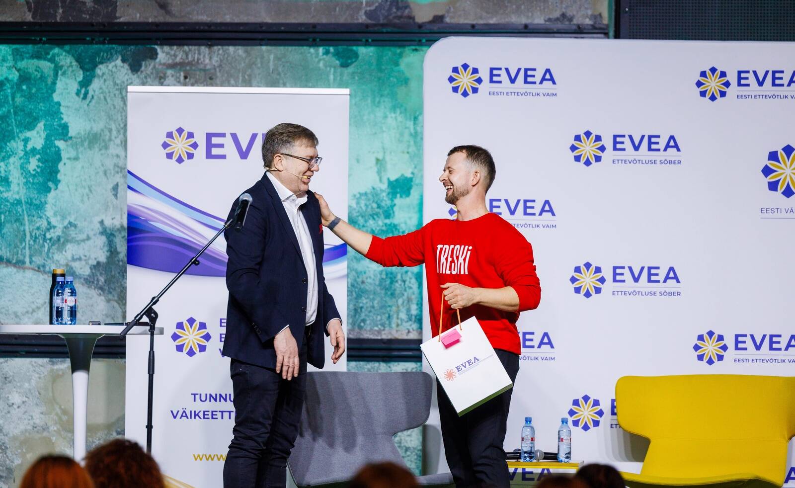 Südi konverentsi esineja, mikroettevõtja Jalmar Vabarna ja konverentsi korraldaja Hando Sinisalu.