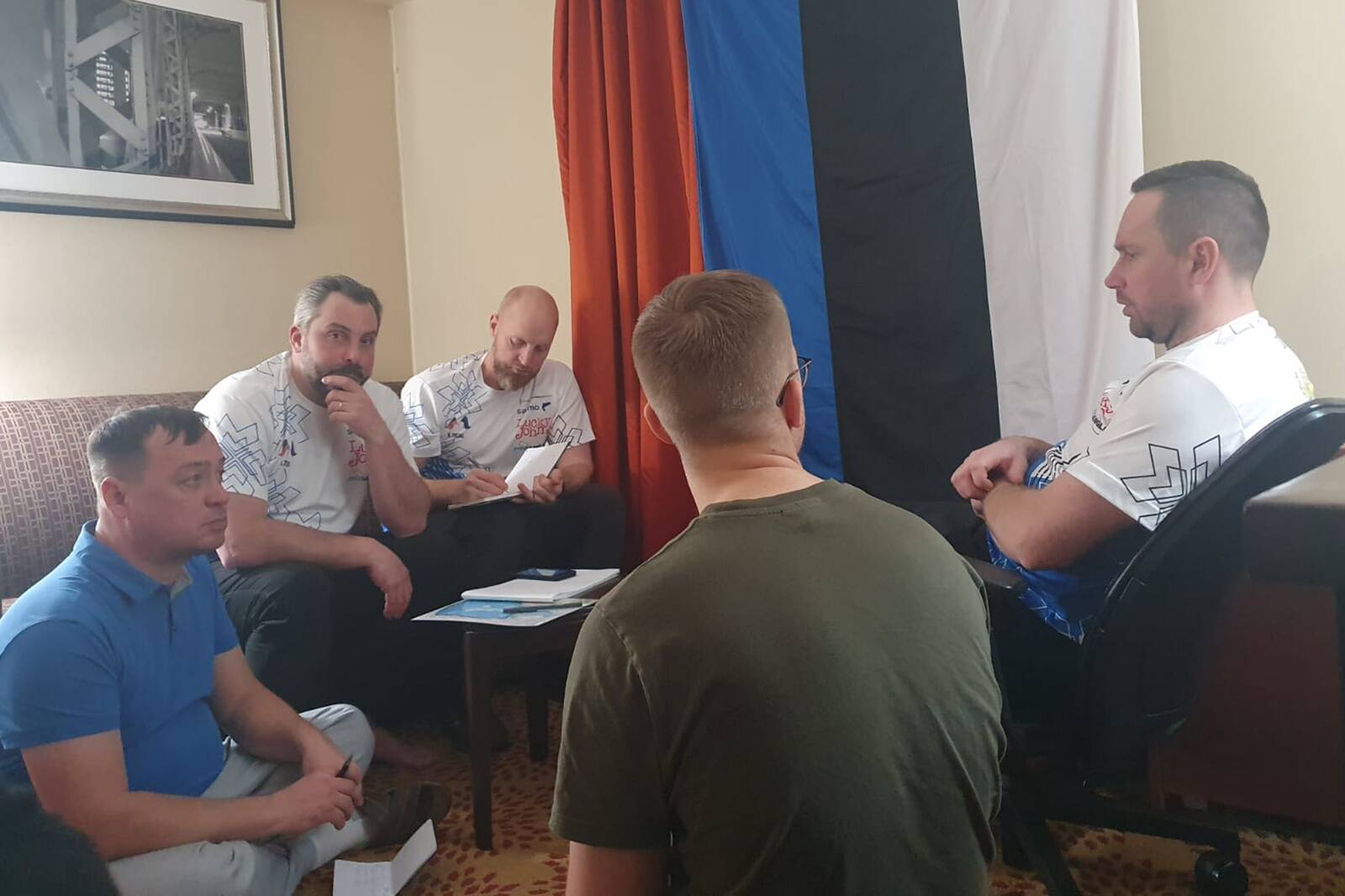 Eesti võistkond tegevusplaani arutamas.