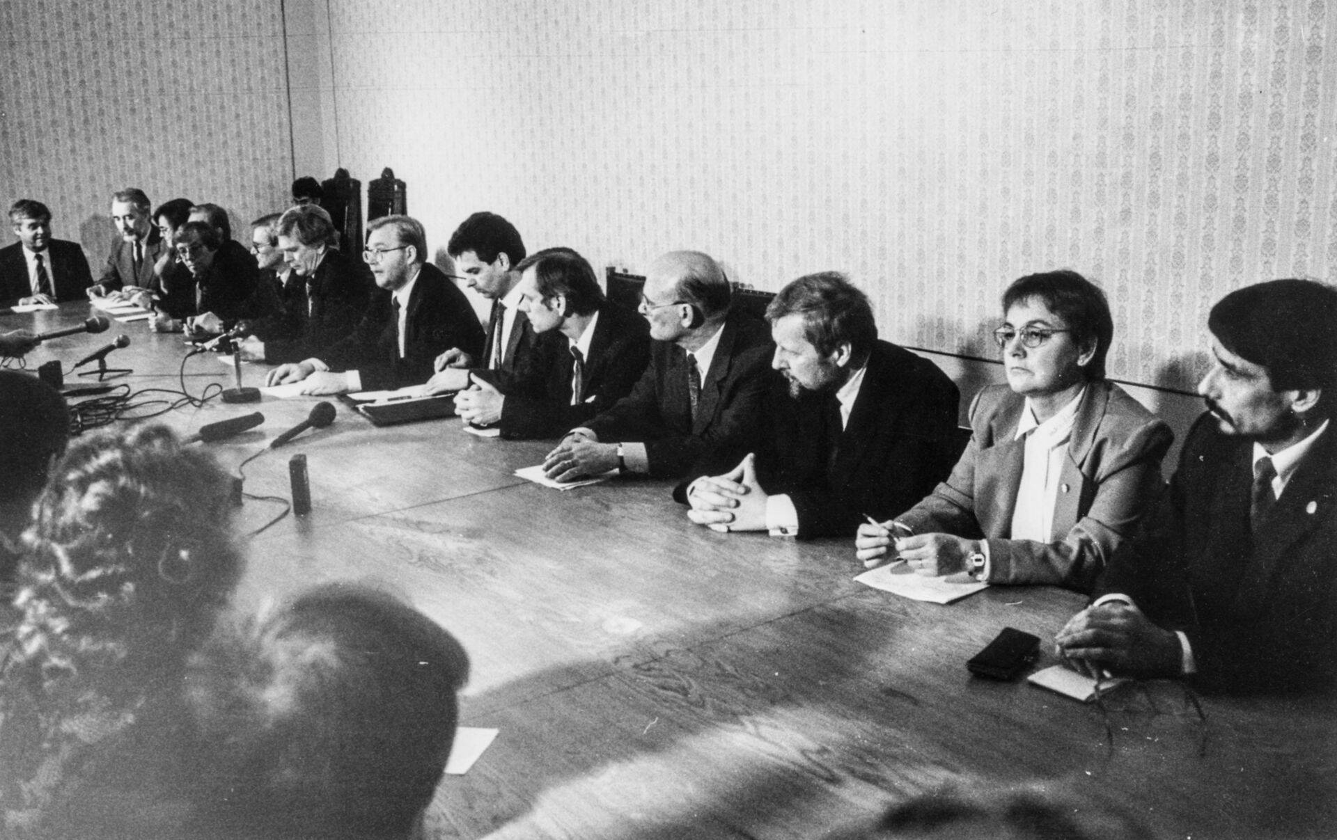 Peaministri Mart Laar ministritega aastal 1992. Selle valitsuse aega jäi periood, mil toimus talupidamise ajaks pöördeline hetk.