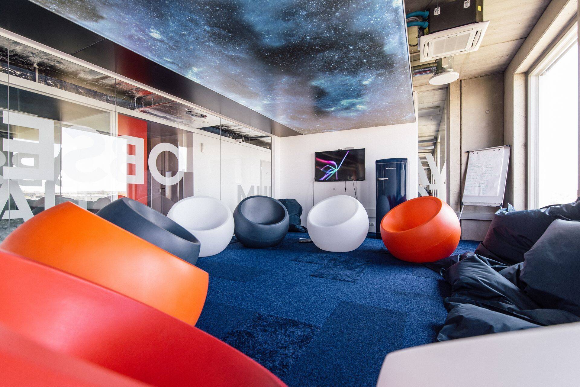 Tähistaevast võib vaadelda ka siseruumides – pimedas nõupidamisruumi lagi helendab.