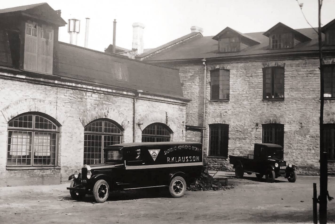 Брендированные автомобили были частью стратегии предприятия. Вид на двор фабрики, 1930-е годы.