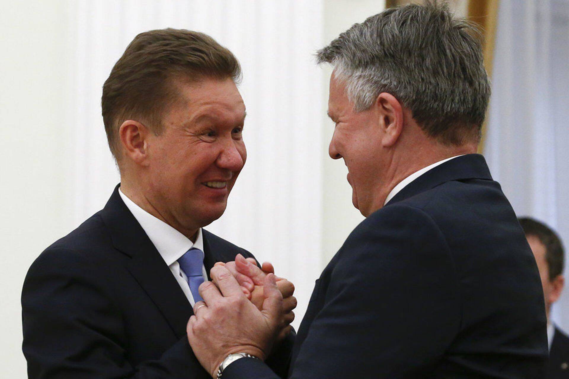 Возможно, предправления «Газпрома» Алексею Миллеру придется искать партнеров для Nord Stream 2 (на снимке с Беном ван Берденом)