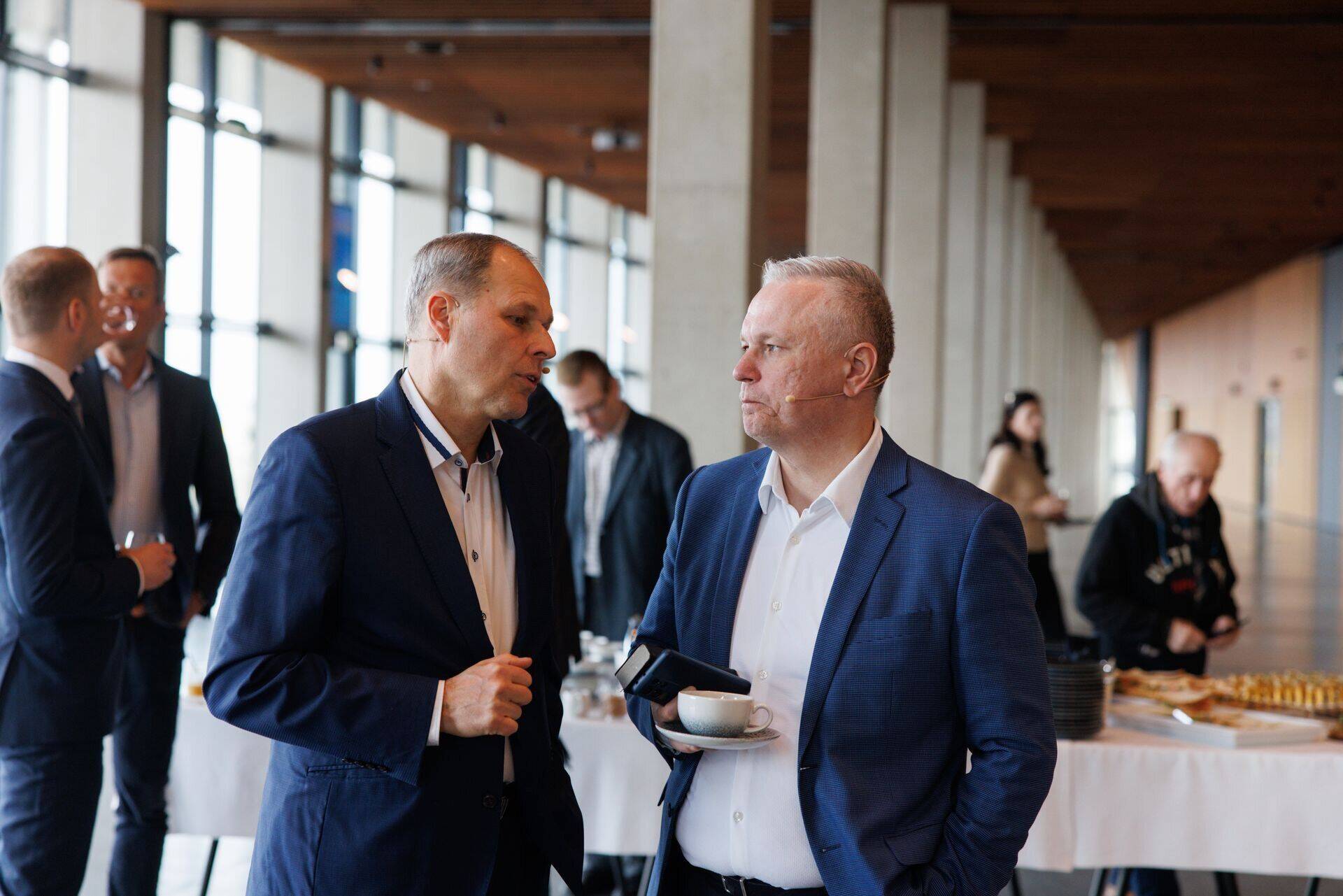 Председатель правления Tallinna Sadam Валдо Калм (слева) и член совета Марек Хельм на весеннем собрании акционеров.