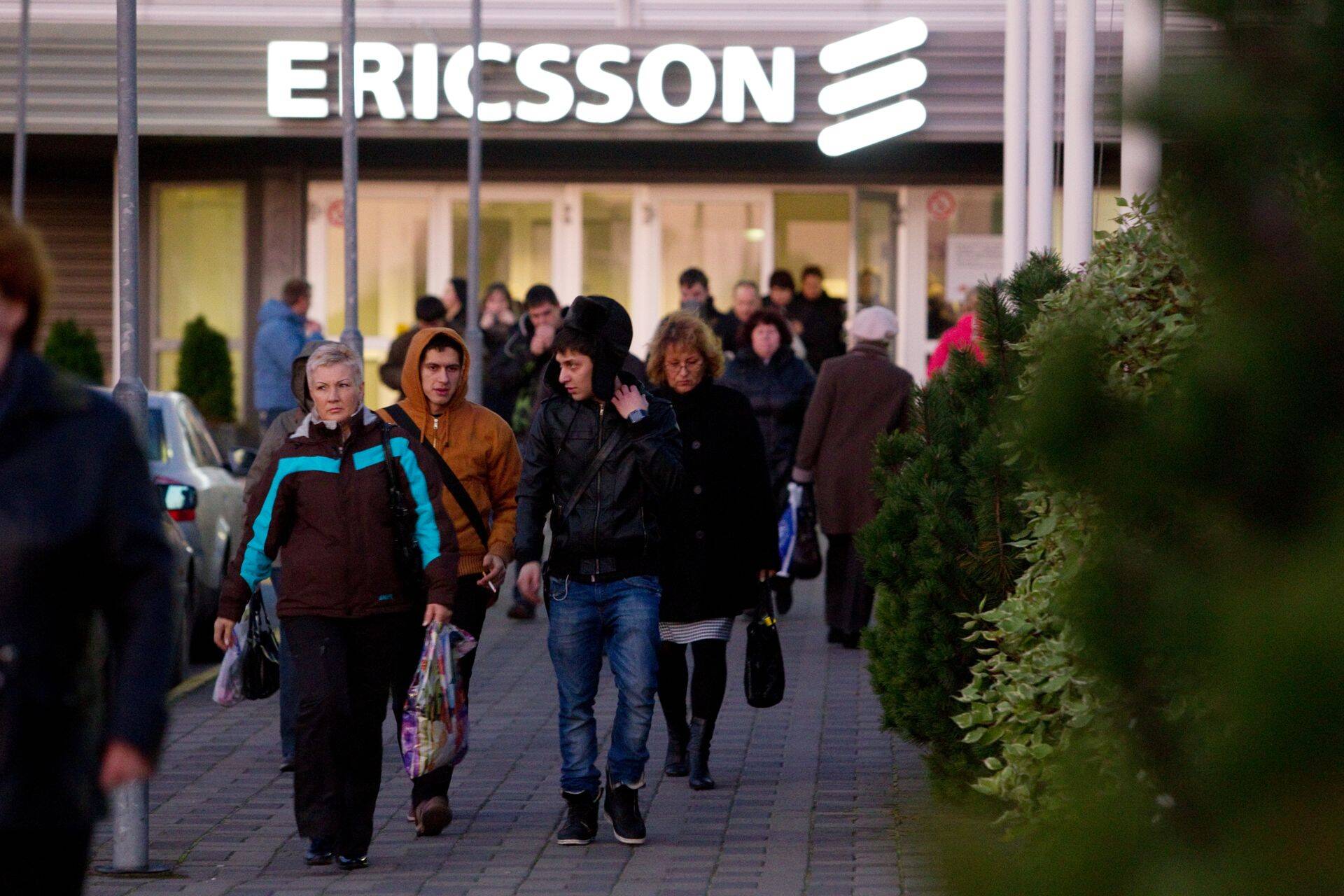 Ericsson Eesti öise vahetuse töölised lahkuvad vabrikust.