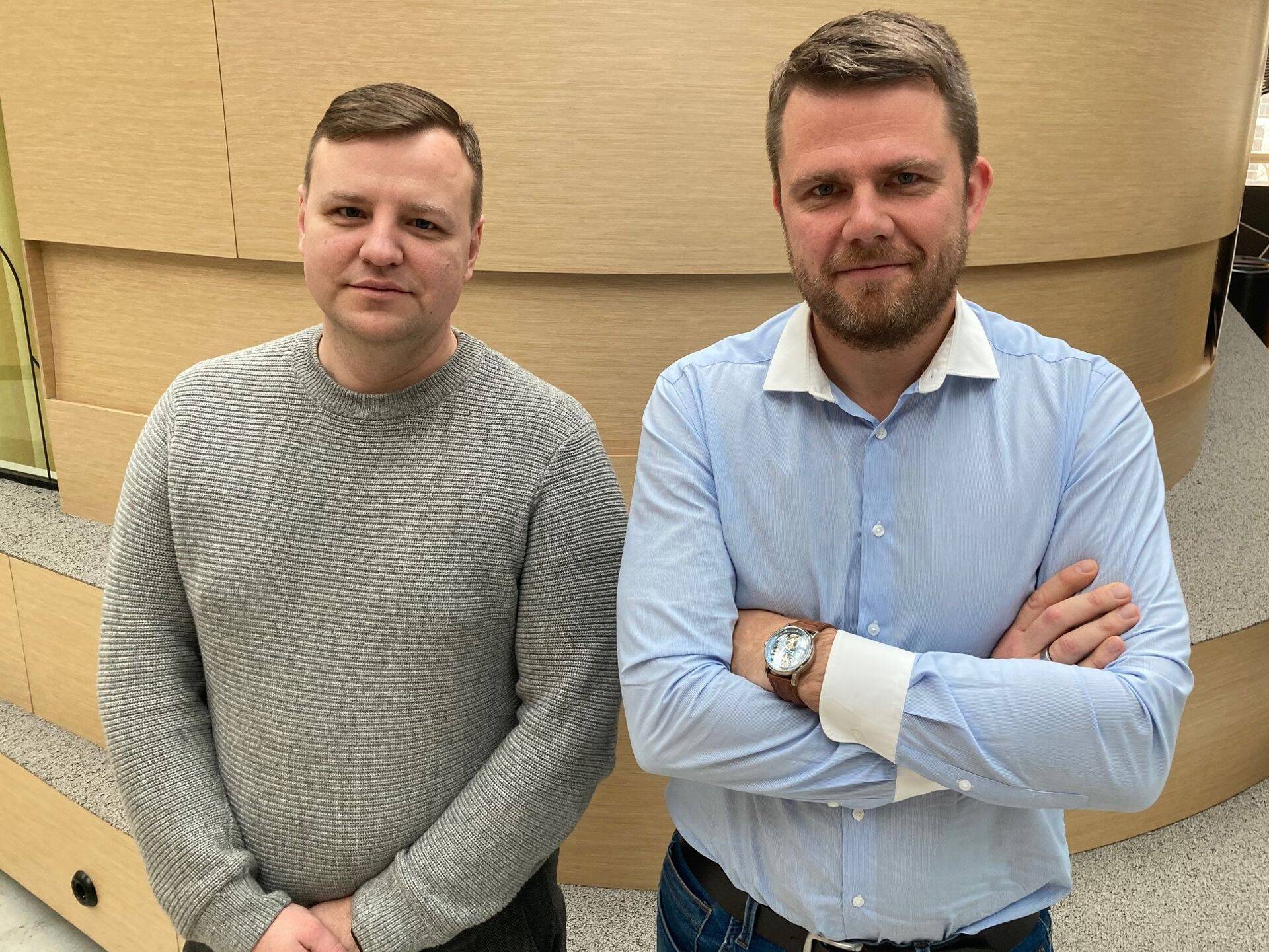 Vasakul CERT-EE juht Tõnu Tammer ja paremal Elisa Eesti tehnoloogiaüksuse juht Toomas Polli.