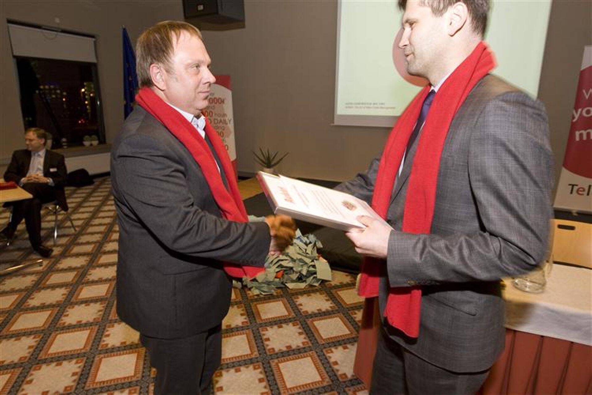 Äripäeva Logistikauudiste lugejate valitud aasta logistikategijaks sai Pakendimeister OÜ. Fotol Margus OstnikPakendimeistrist Äripäeva logistikaajakirjanikult Tanel Raigilt aukirja vastu võtmas.