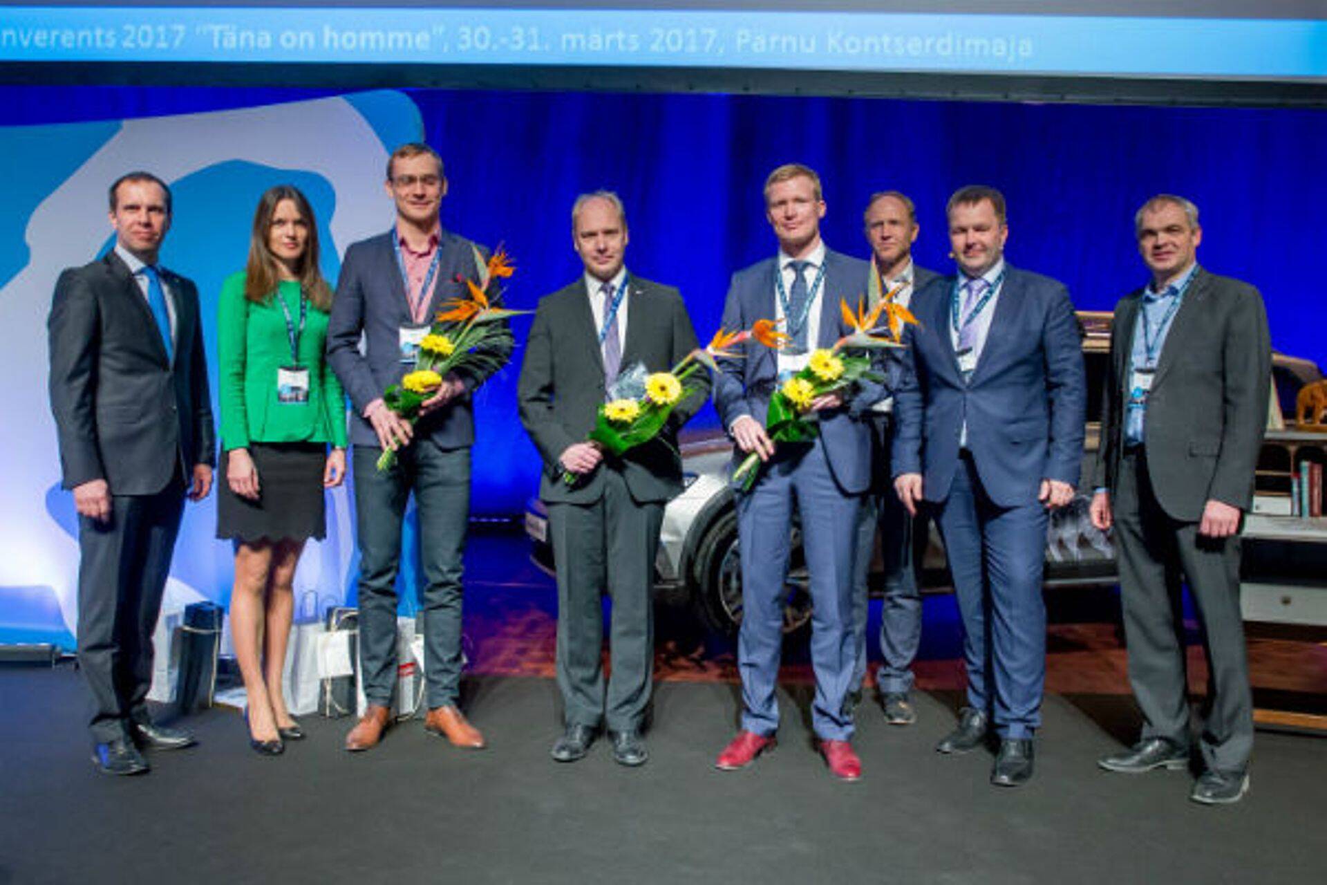 Aasta mõjukaim finantsjuht on Meelis Paakspuu (vasakult neljas). Vasakult: Veiko Hintsov (Deloitte) , Riina Alt (EY). Paremalt: Andris Jegers (KPMG), Toomas Truuverk (Äripäev), Ago Vilu (PwC). Meelis Paakspuust vasakul on nominent Marko Varik Inbankist, paremal Veiko Haavapuu Tallink Grupist.