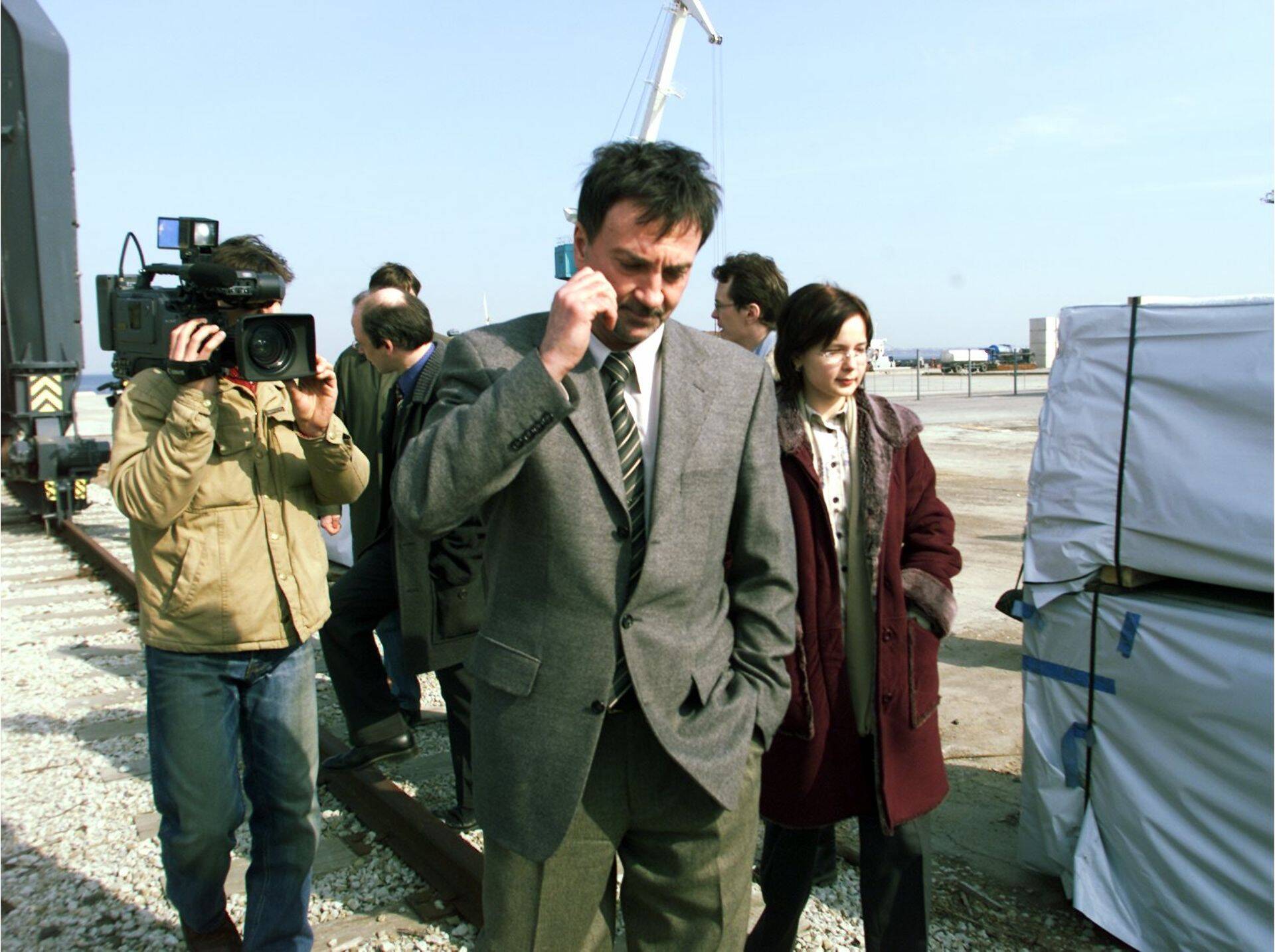 Lennusadama haldaja Aleksander Rotko (esiplaanil) 2004. aastal sadamat tutvustamas ringkäiku teinud justiitsministrile Ken-Marti Vaherile ja tema kaaskonnale.