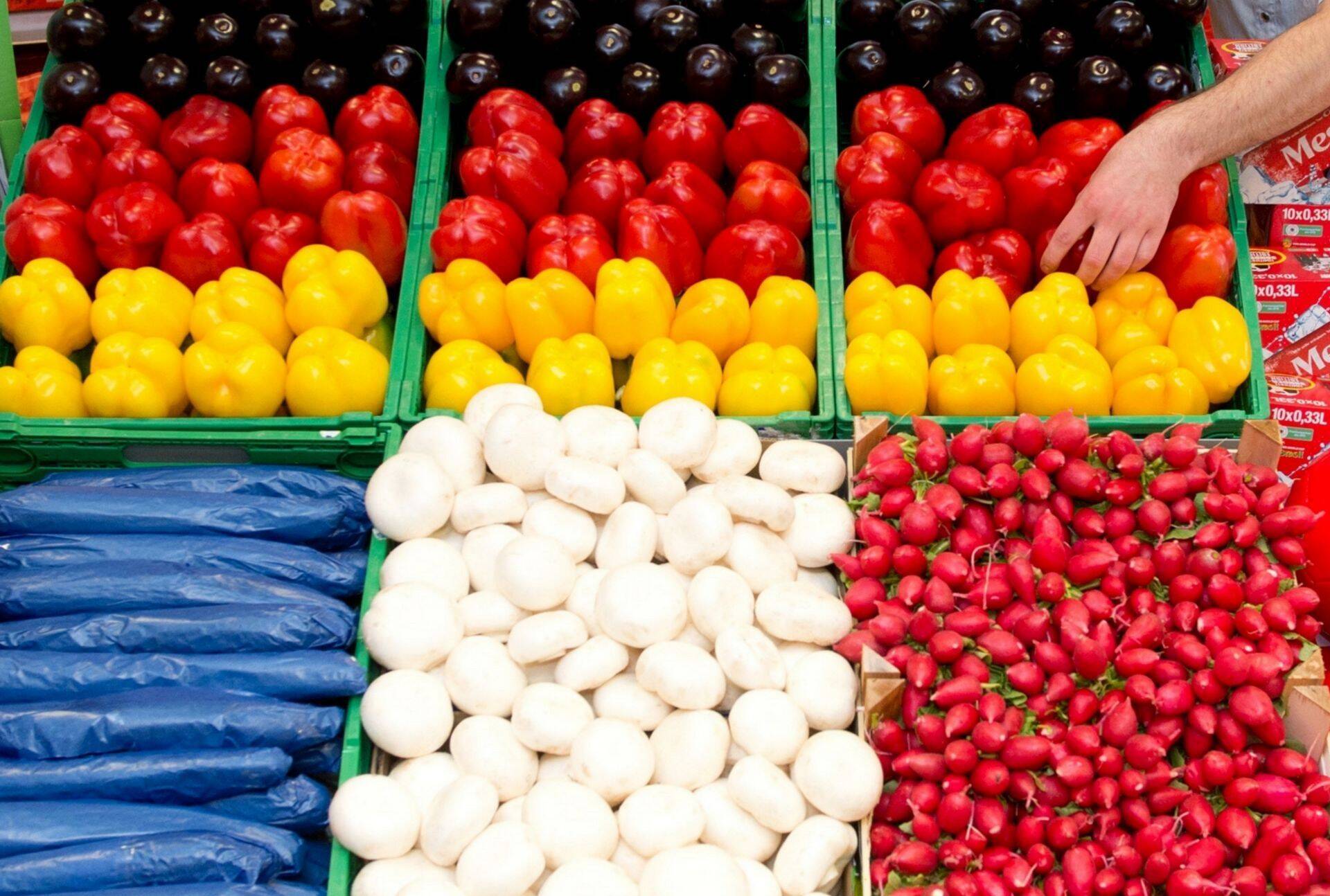 Prantsuse ja Saksa lipu värvides paigutatud aedviljad