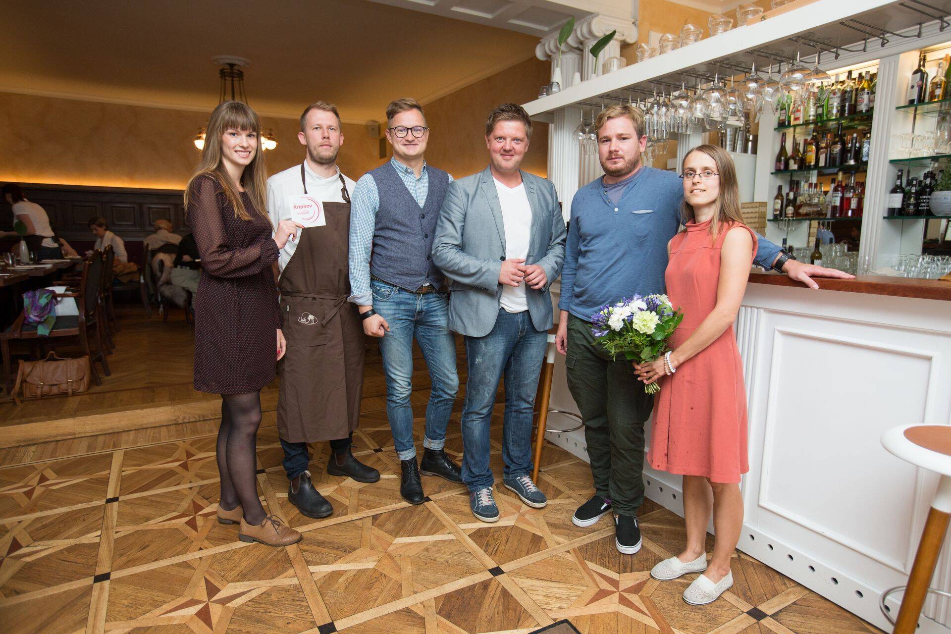 Esimese "Äripäev soovitab" kleebise sai Tallinna vanalinnas asuv Leib Resto ja Aed. Pildil vasakult Puhkepäeva toimetaja Hele-Maria Taimla, Leib Resto ja Aed peakokk Kristo Malm ning omanik ja sommeljee Kristjan Peäske, Äripäeva peatoimetaja Meelis Mandel, Leib Resto ja Aed omanik ja peakokk Janno Lepik ning ettevõtmise algataja Signe Sillasoo.