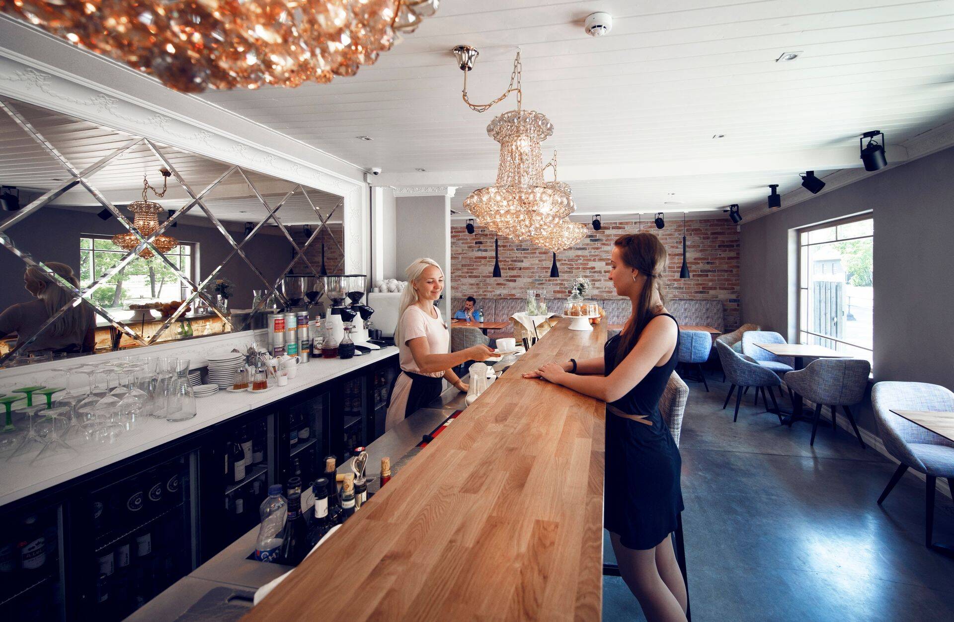 Vaatamata snobistlikule nimele tutvustab Snoob koduleheküljel end hubase pererestona.