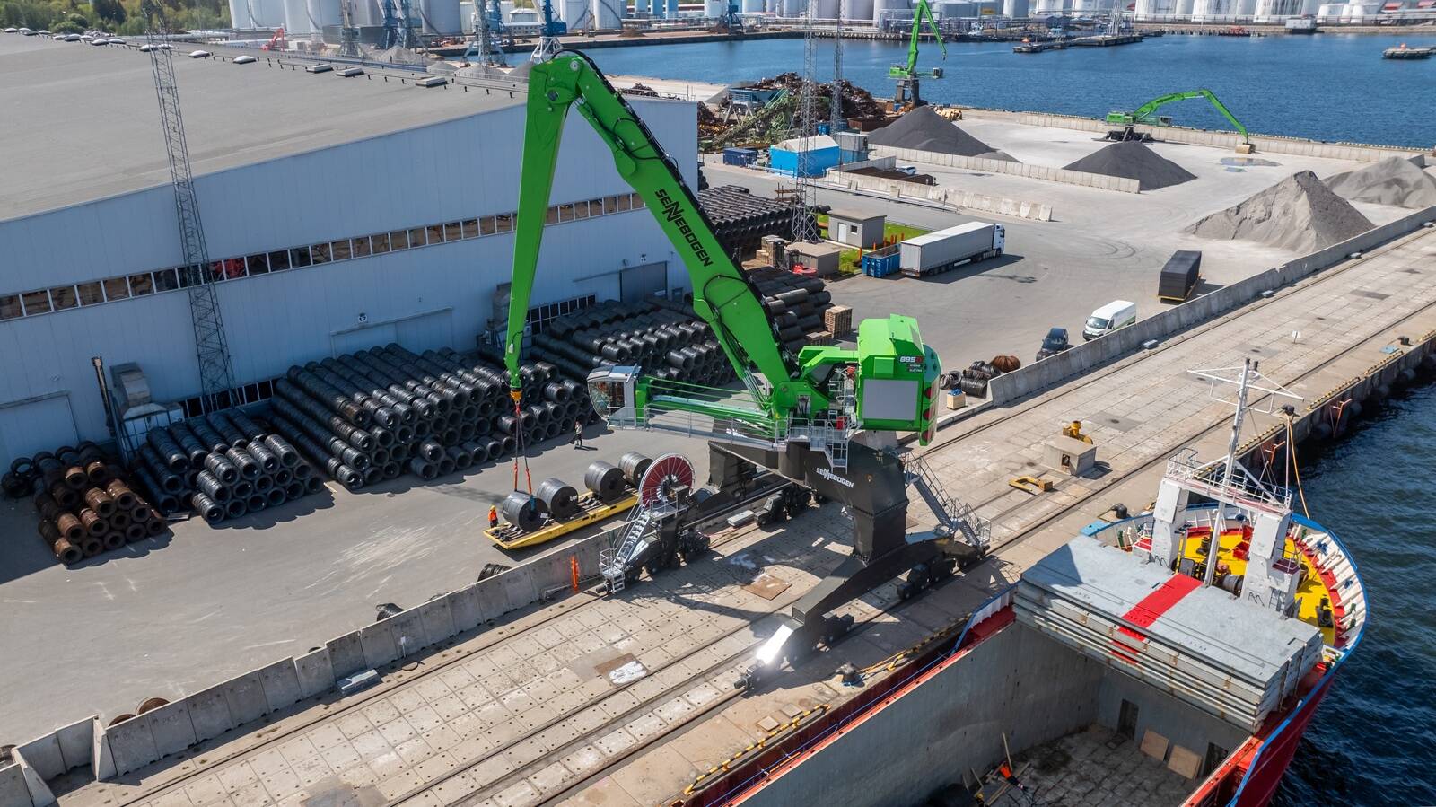 PK Terminal OÜ uus sadamakraana Sennebogen 885G.