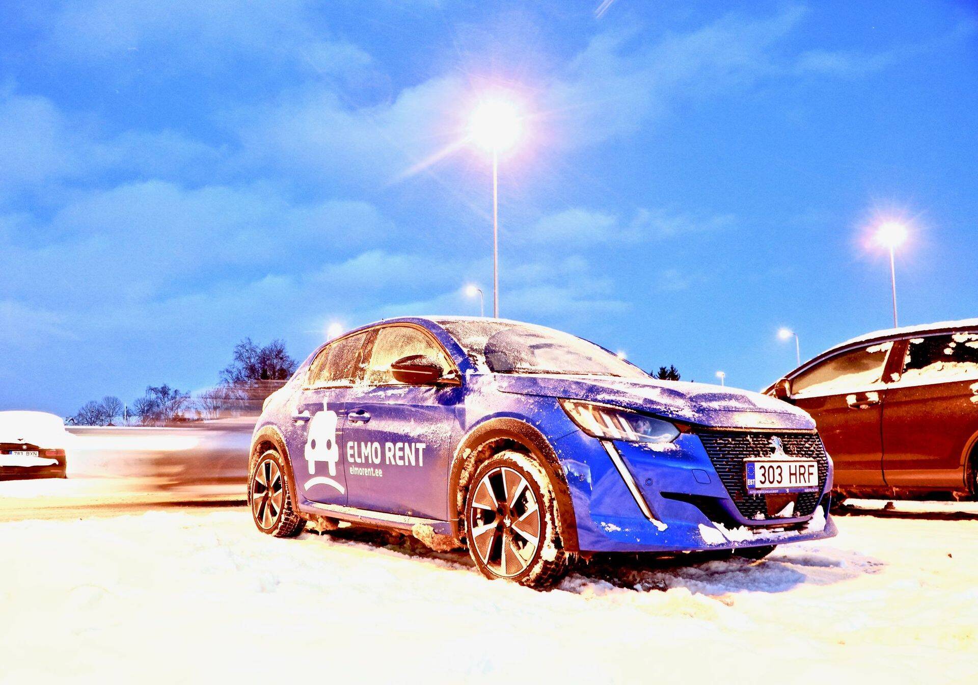 Lumest puhastatud rendiauto.