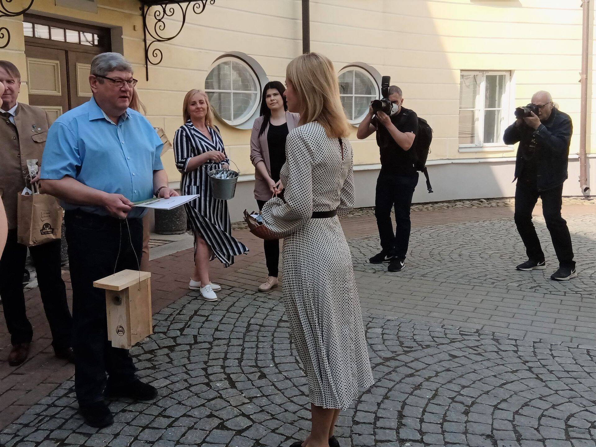 Erametsaliidu tegevjuht Andres Talijärv andmas üles maa- ja rannarahva pöördumist peaminister Kaja Kallasele.