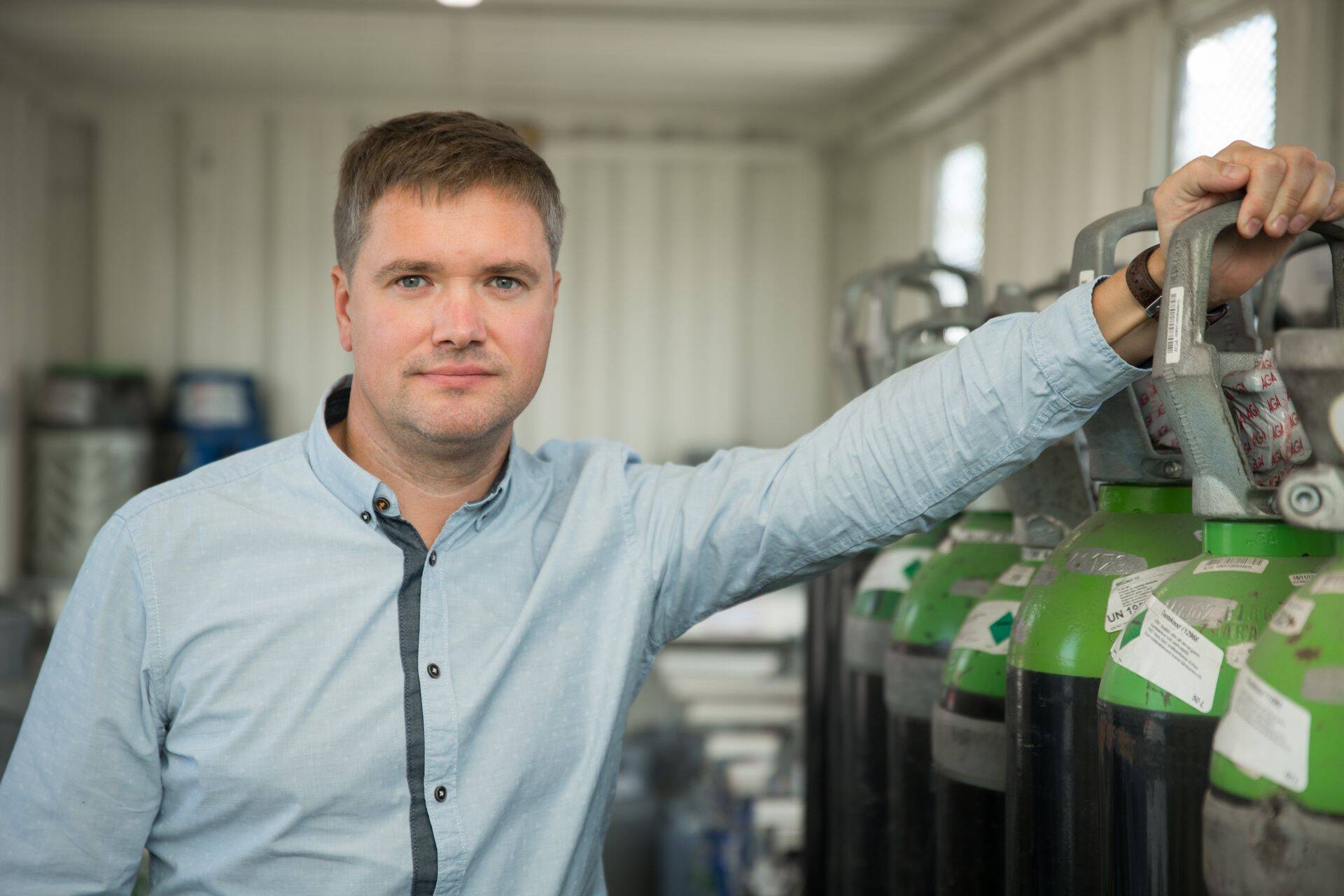 Eesti AGA jaemüügi juht Krister Lepp tutvustamas AGA Gaas 24/7 iseteeninduspunkti tööpõhimõtteid mobiilirakenduse abil