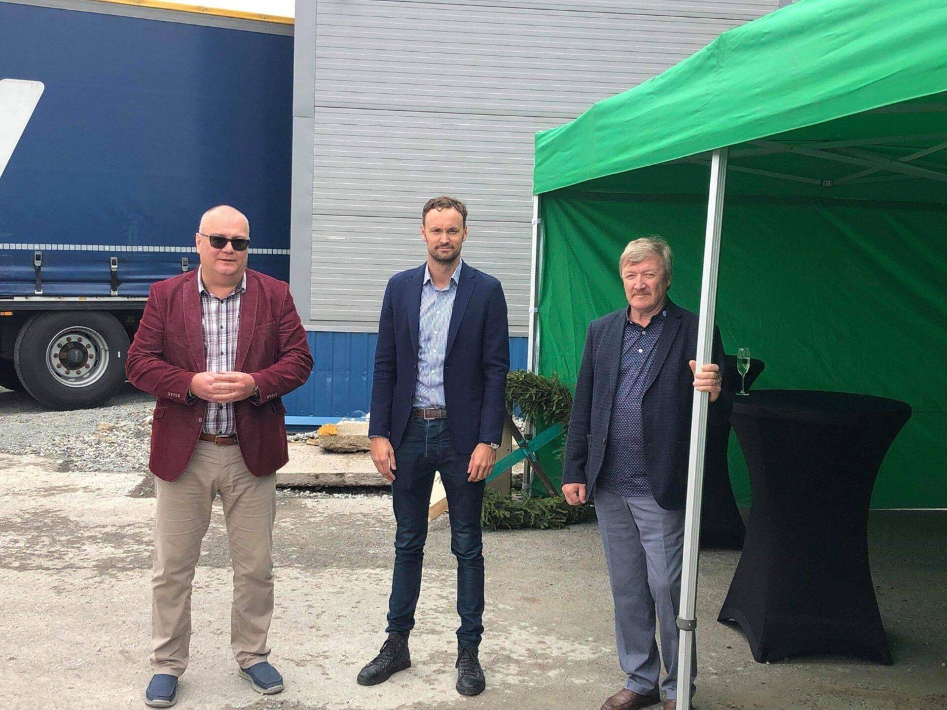 Vasakult: Hyrlese juht Urmo Sisask, hoone omanikfirma Fonde Holdingu projektijuht Rain Pärn ja omanik Urmas Nimmerfeldt.