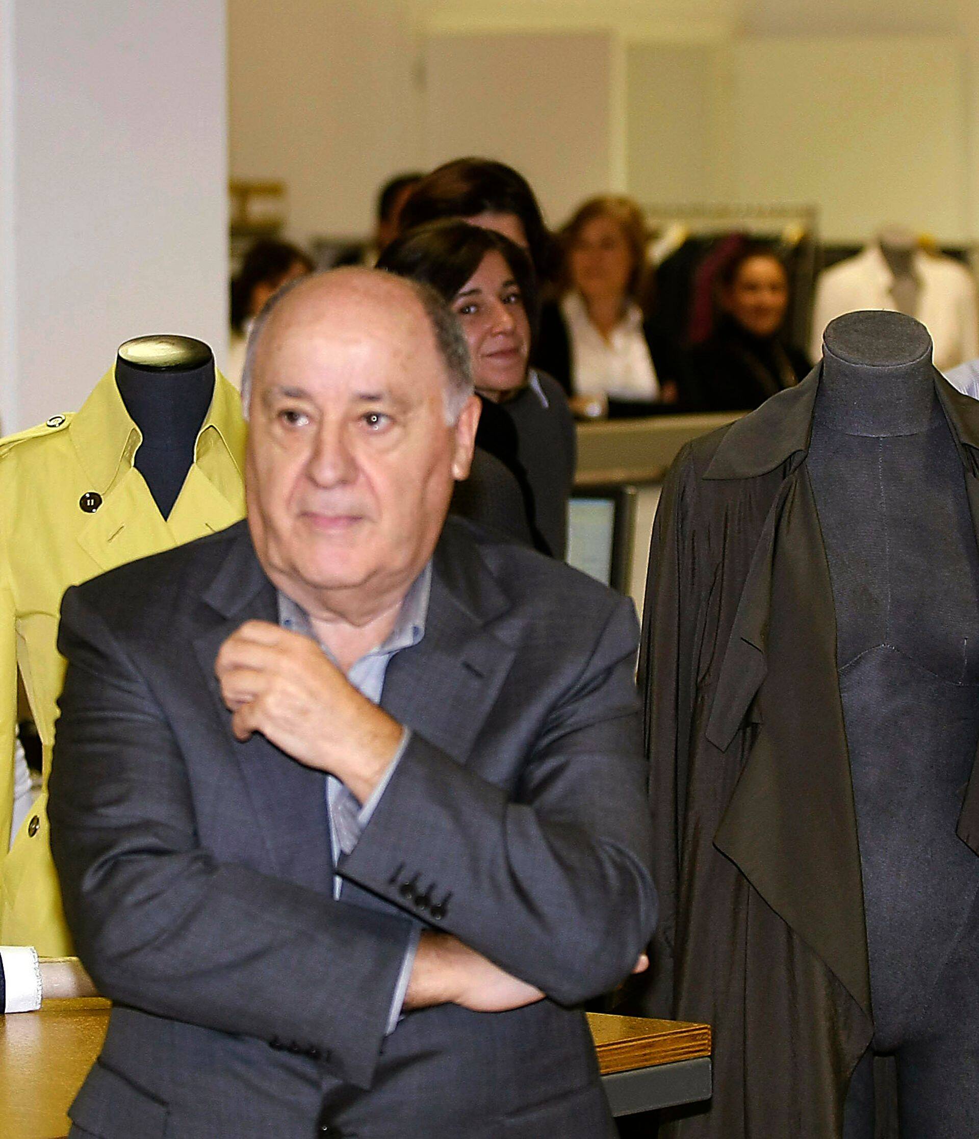 Miljardär Amancio Ortega Hispaanias Inditexi tehast külastamas.