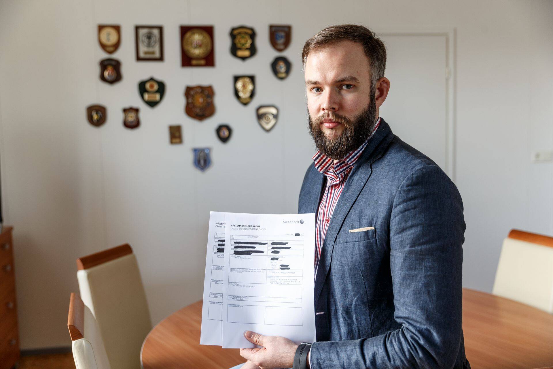 Põhja prefektuuri kelmuste ja küberkuritegude teenistuse vanem Hannes Kelti näitab raamatupidajatele saadetud libaarveid.