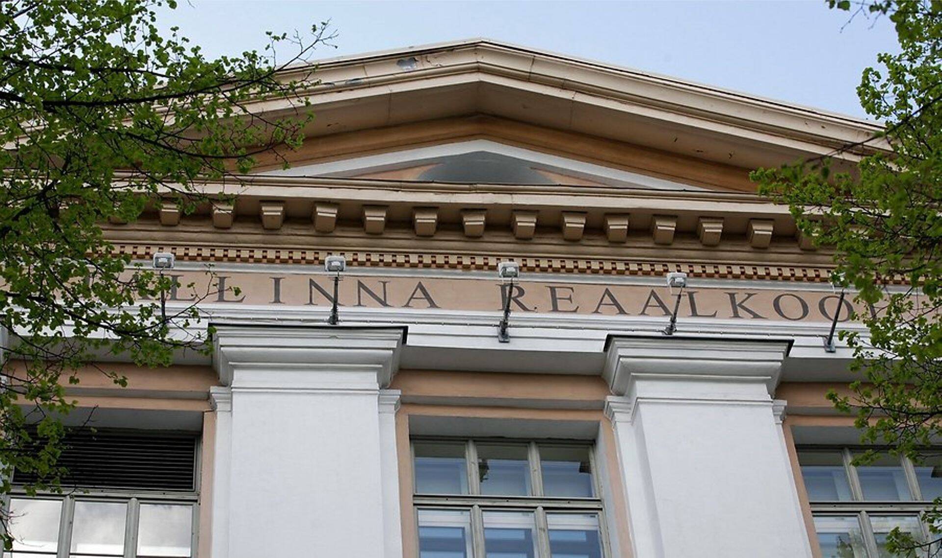Vastavalt muinsuskaitse eritingimustele ei tohi planeeritud hoone kõrgus ületada Tallinna Reaalkooli hoone katusekarniisi kõrgust.