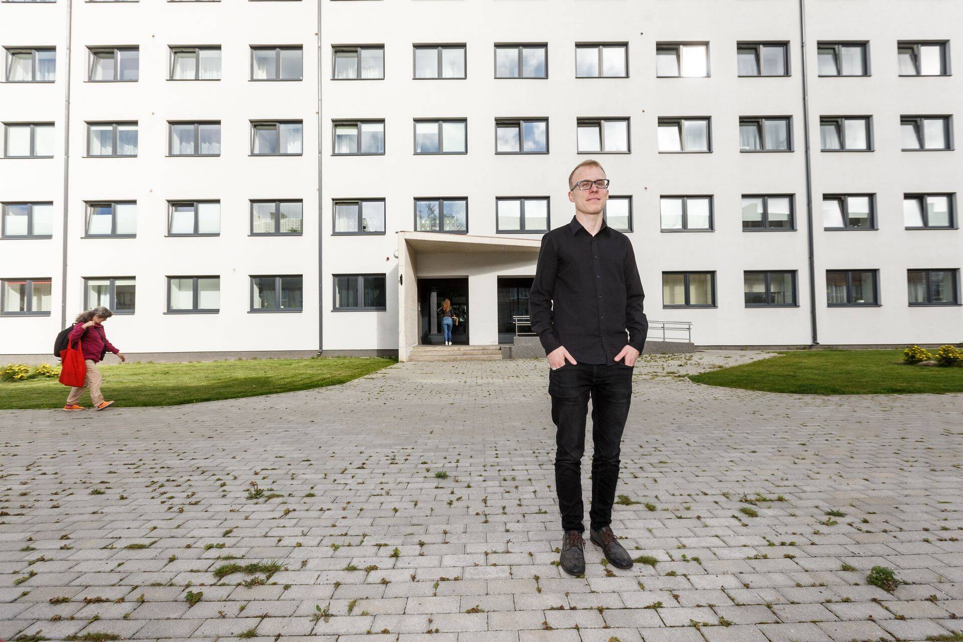 Tudeng Markus Tamm oma kodumaja ees Tallinnas.